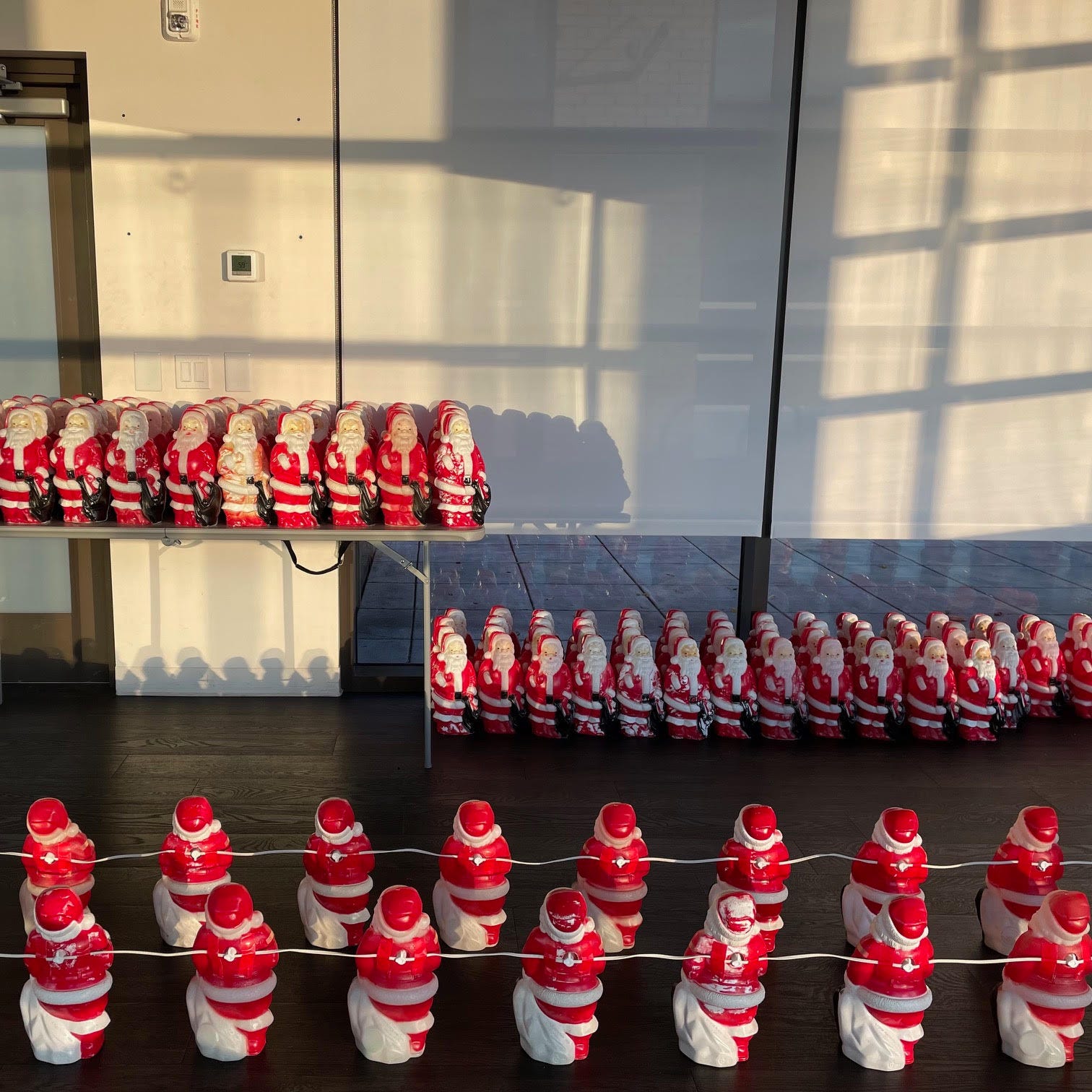 STUMPTOWNBLOGGER: LONELY SANTA IN WASHINGTON SQUARE MALL