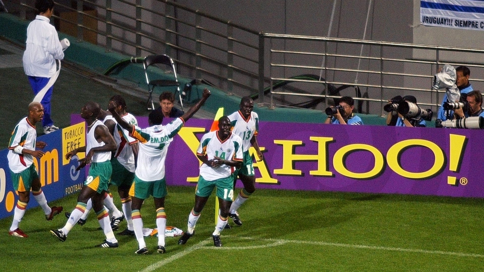  Papa Bouba Diop Senegal National Hero Tee (Green) : Sports &  Outdoors