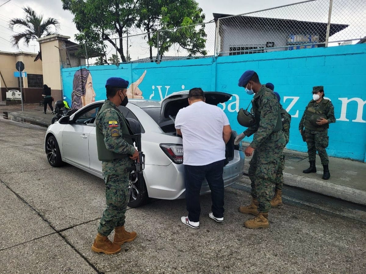 Fim Acima Do Braço Do Homem Que Joga a Tabela Verde Da Associação