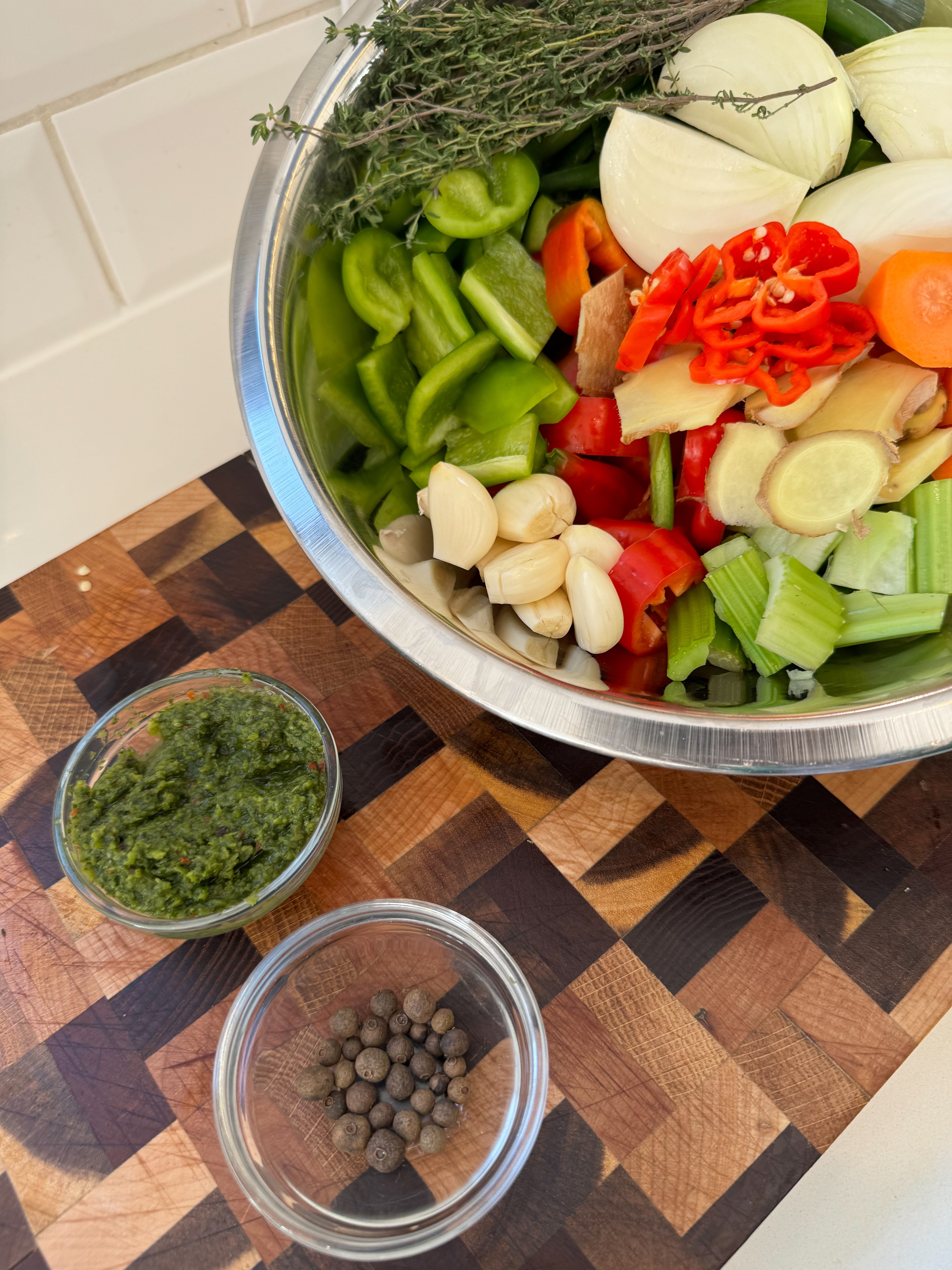 PEPPERED BEEF BLADE ROAST & TRIMMINGS