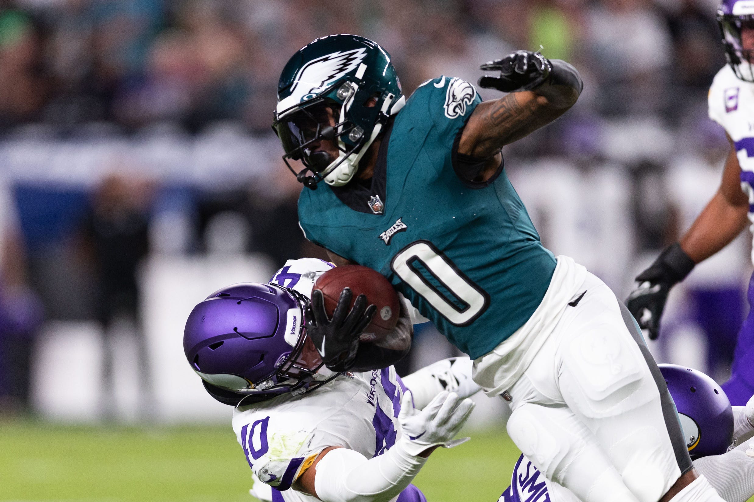 Eagles grind out win over fumbling Vikings