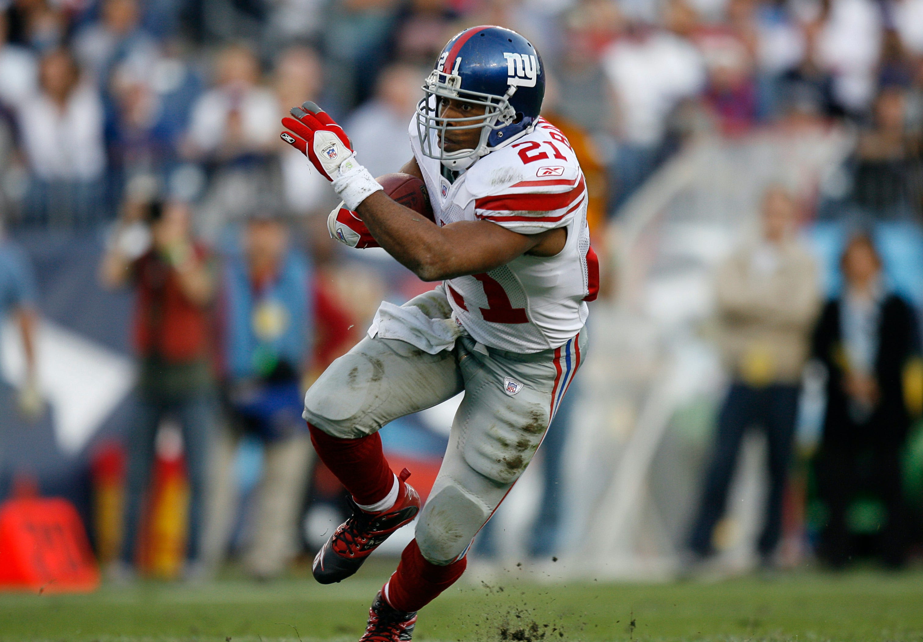 Tiki Barber defends Giants and Mara family in tearful video