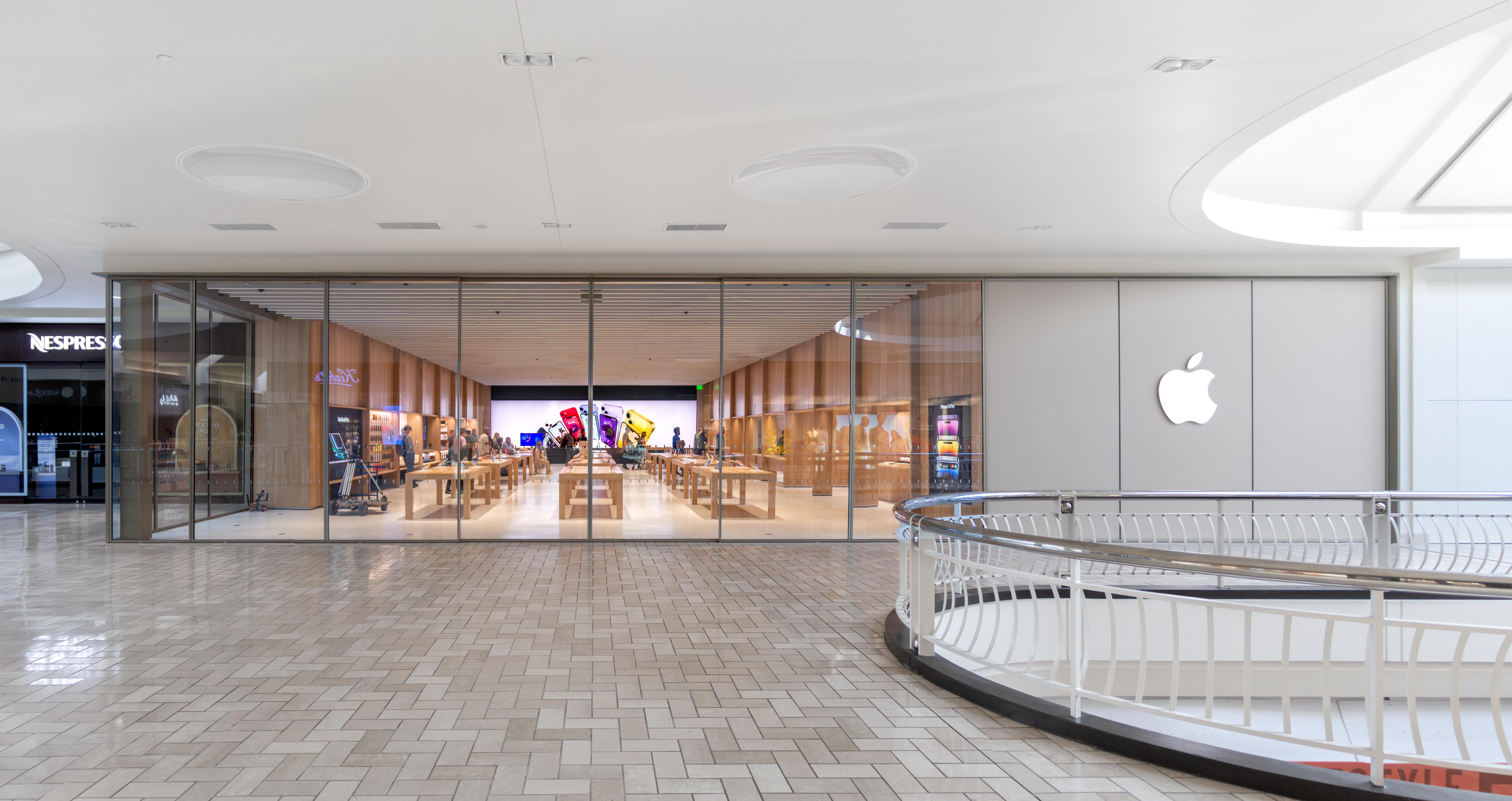 Inside Apple's redesigned 'cube' store in New York City