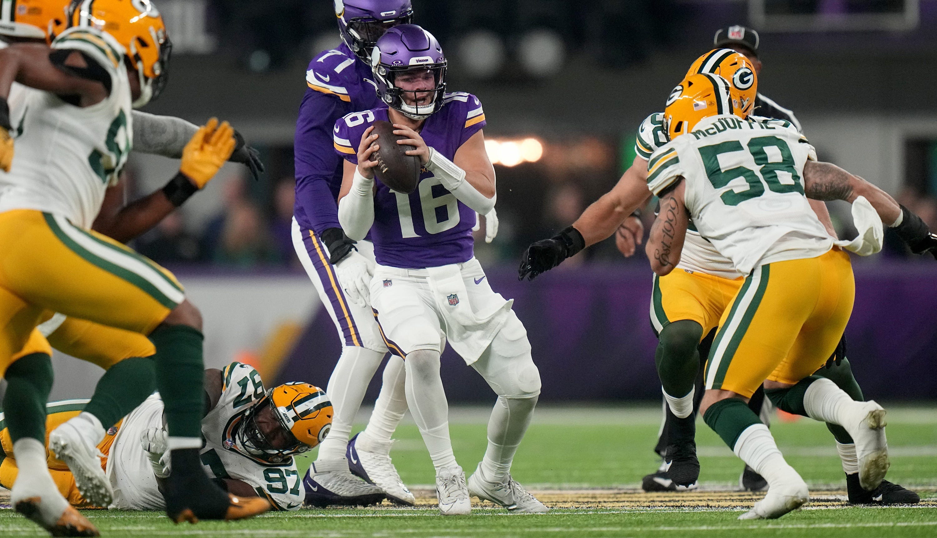 Vikings make halftime quarterback switch from Jaren Hall back to Nick  Mullens