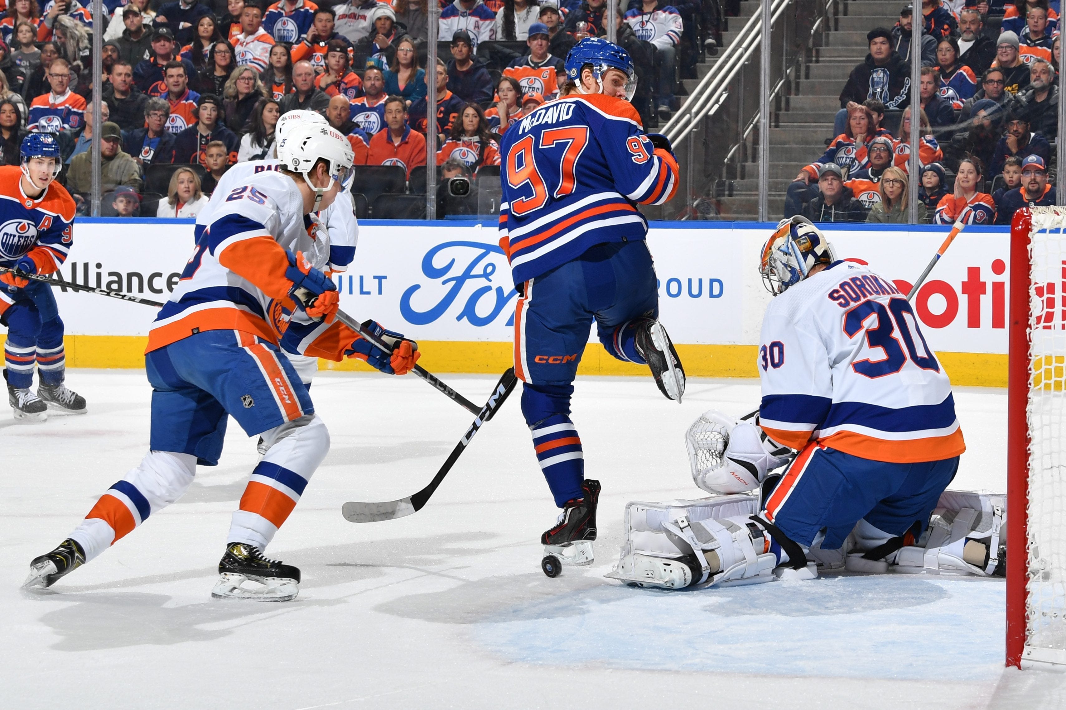 Nelson leads Isles to 4th straight win, 3-1 over Blackhawks