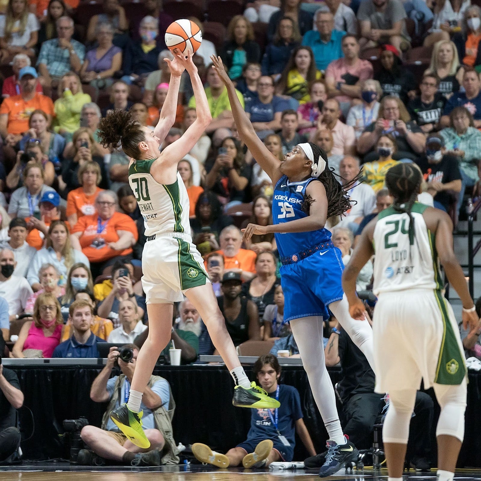 WNBA free agency: Sparks focus on 3-point shooting, lose two key