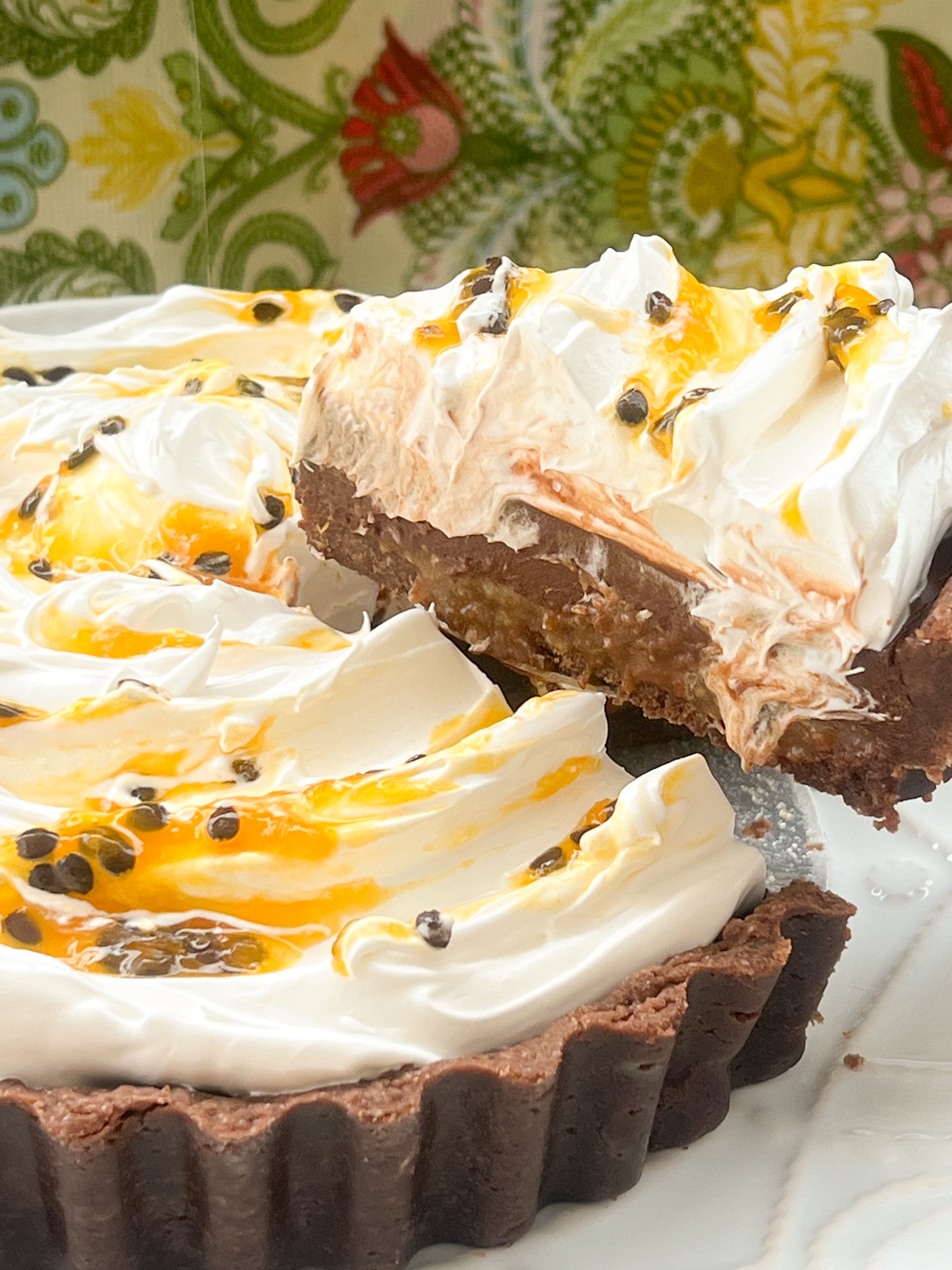 Bolo de chocolate com café na massa e ganache de caramelo