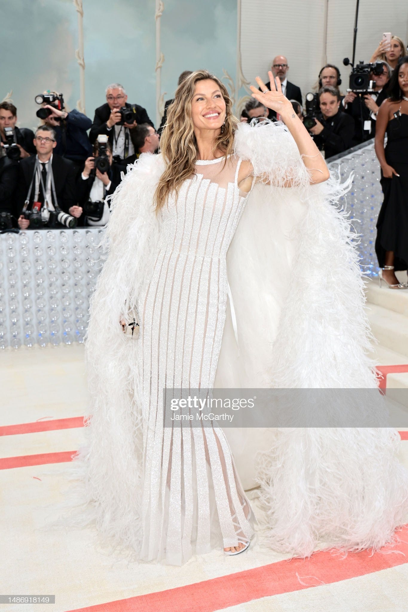 SHE LOOKS BEAUTIFUL! i don't think the outfit was the greatest choice for  the met gala but i really like it : r/emmachamberlain