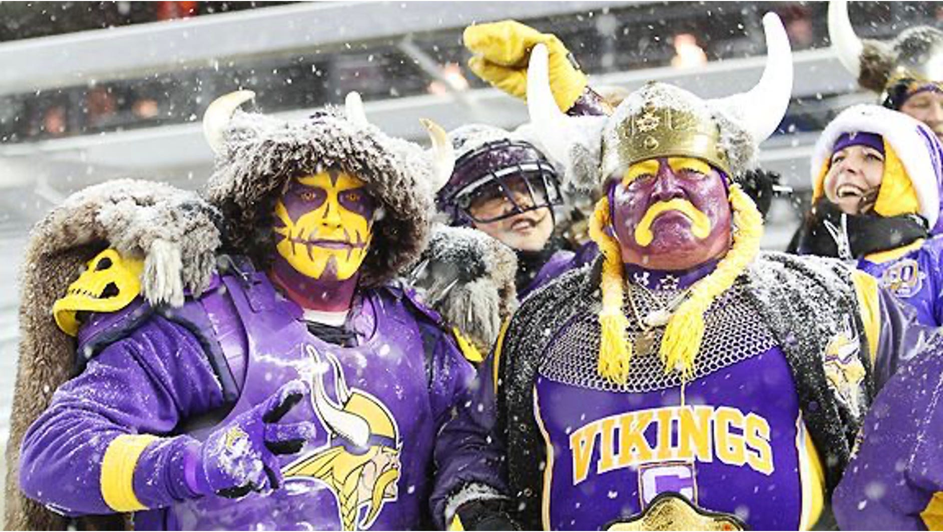 Former Vikings Mascot Dons Cheesehead Before Border Battle - CBS Minnesota