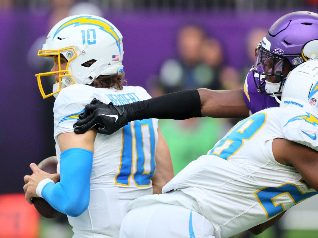 Vikings fall to 0-3 as bounces don't go their way in a 28-24 loss to the  Chargers