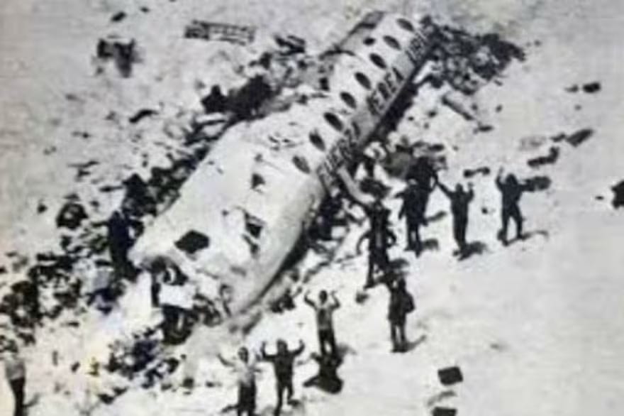  La sociedad de la nieve / The society of Snow: Los 16  Sobrevivientes De Los Andes Cuentan La Historia Completa / the 16 Survivors  of the Andes Tell the Whole Story (