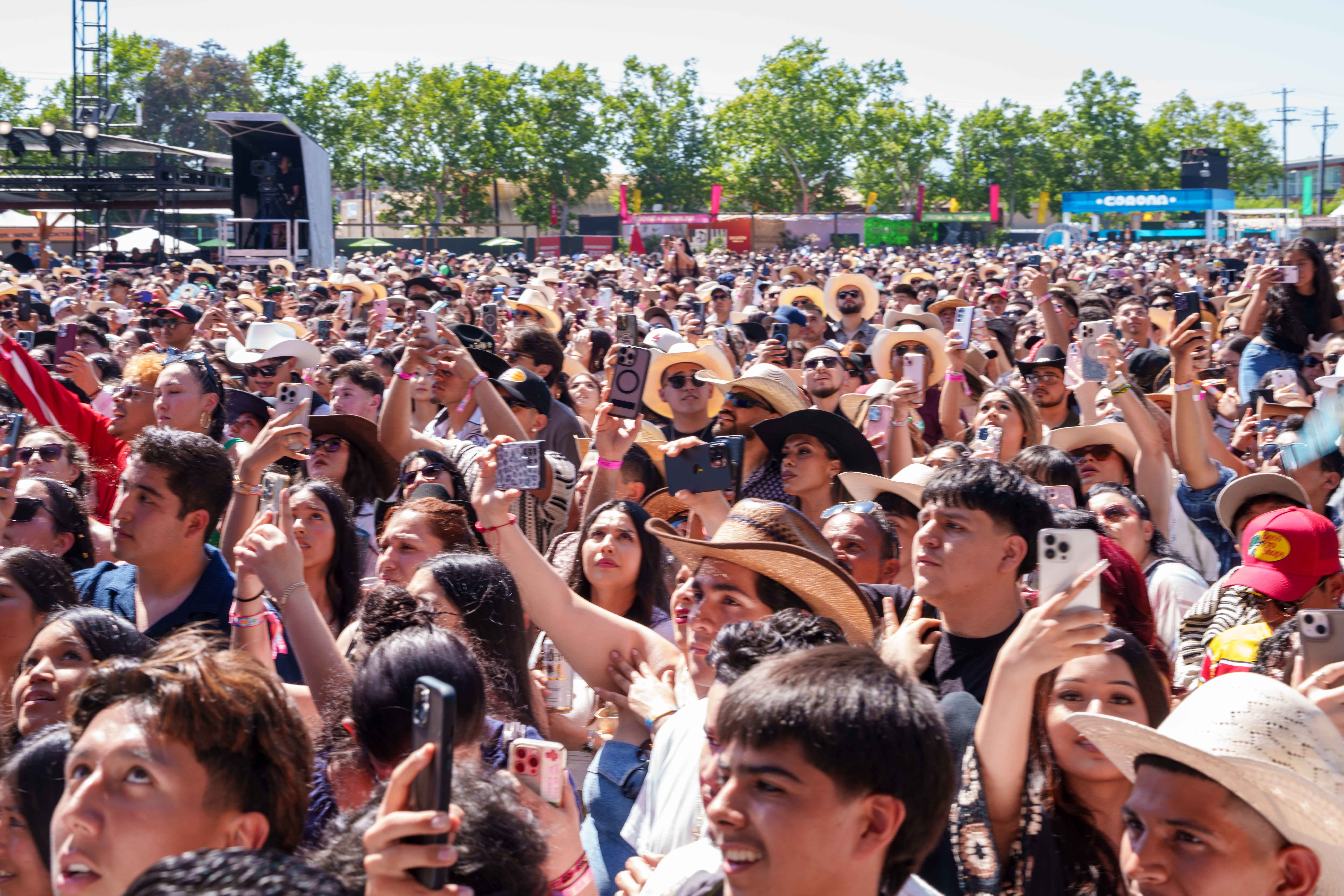 Vibrant crowd enjoying La Onda Festival 2026