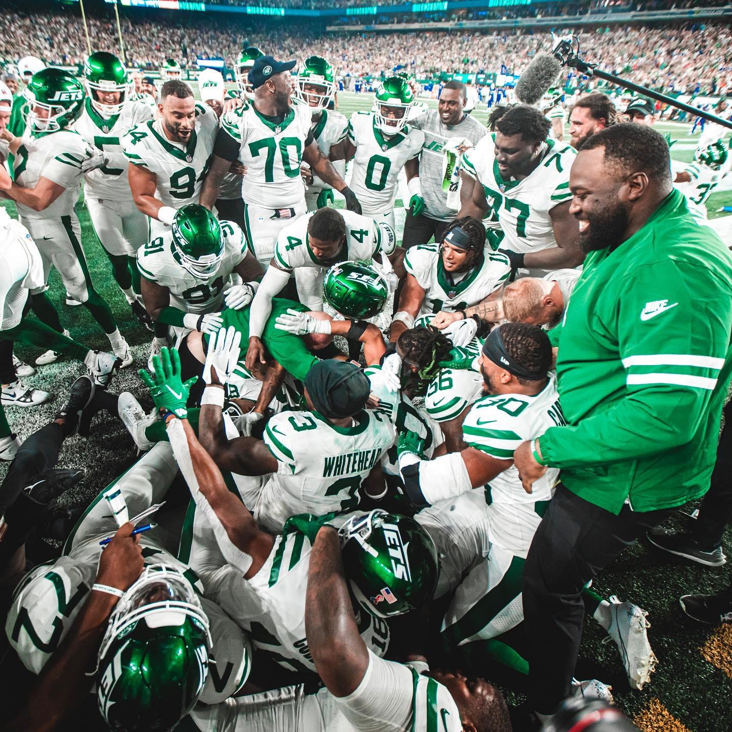 NY Jets players line up for Lamar Jackson jerseys after he destroyed Jets