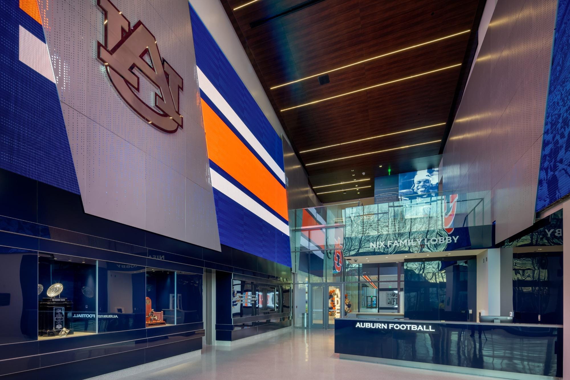 Step inside Auburn's locker room at Jordan-Hare Stadium with this virtual  tour 