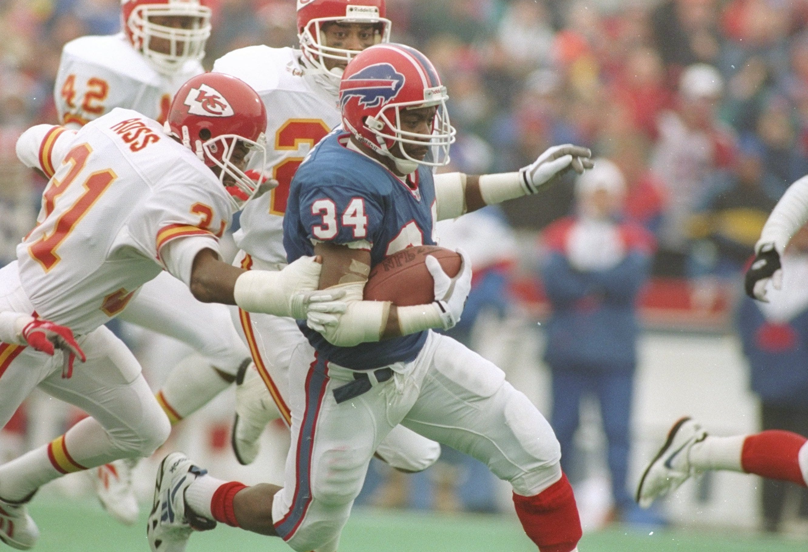 Buffalo Bills running back Taiwan Jones (25) recovers a fumble ahead of  Kansas City Chiefs safe …