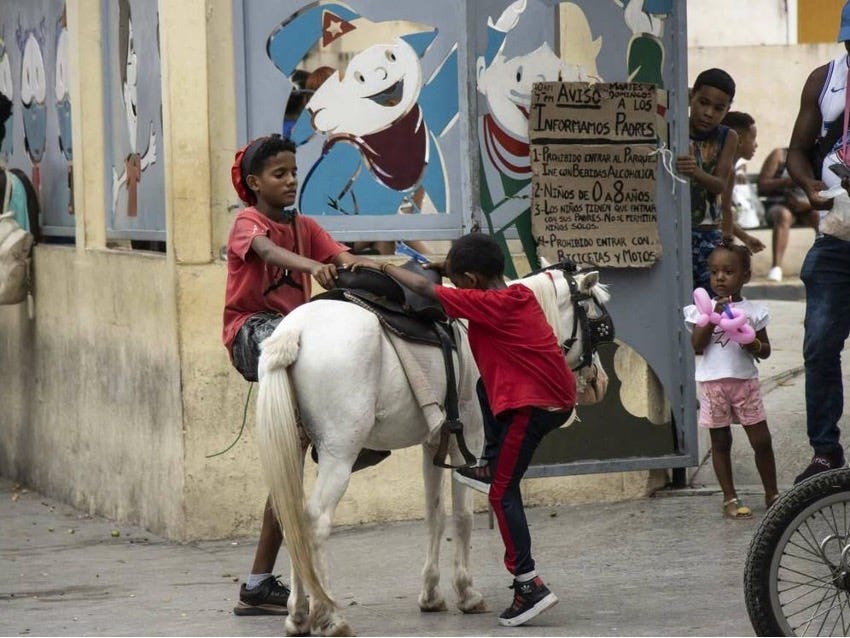 A picture is worth more than a thousand speeches from the Castros or