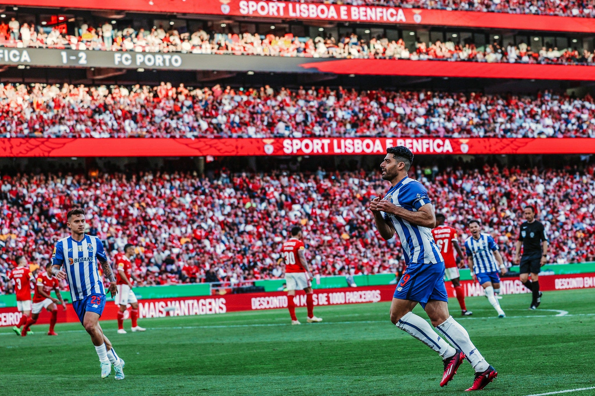 Benfica vence o Sporting nos descontos e por quatro centímetros, Crónica  de jogo