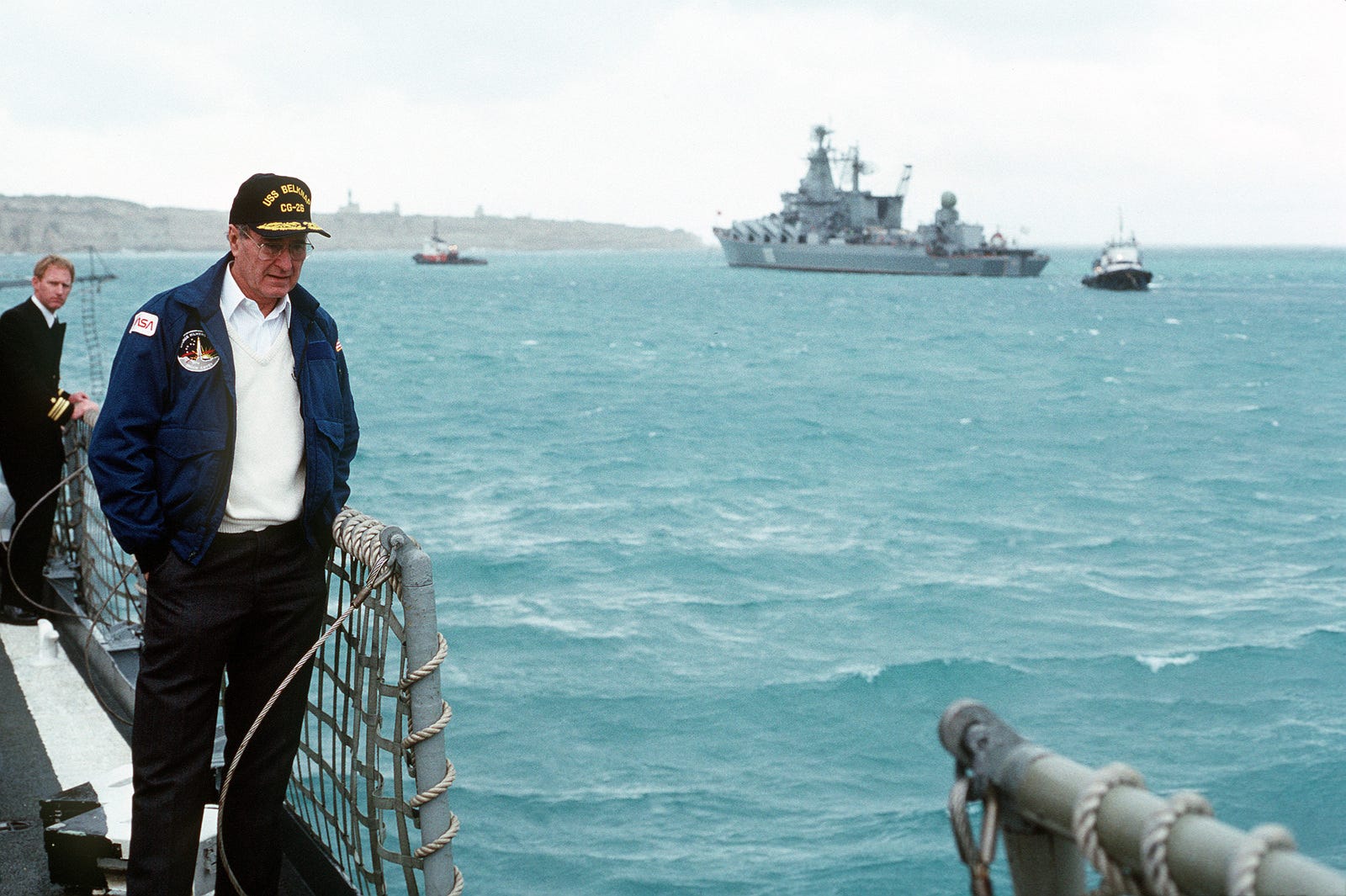 На палубу вышел капитан. Горбачев, Буш, крейсер Слава. Горбачев и Буш на Мальте. Крейсер Слава на Мальте.
