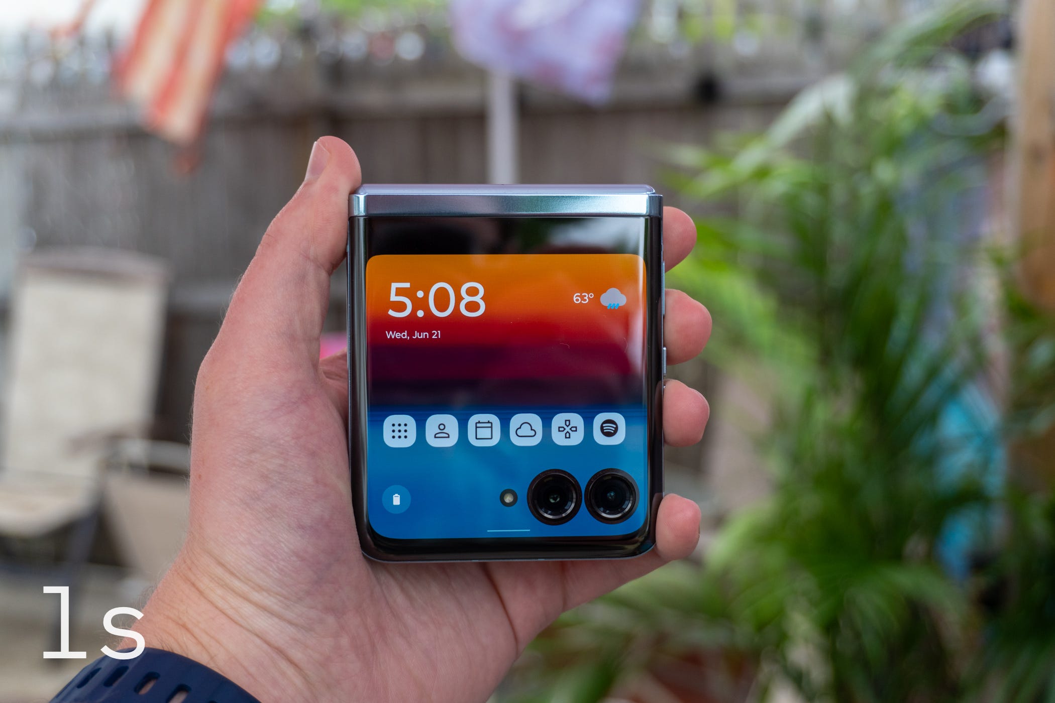 Is Motorola Bringing Back Its Legendary Moto Razr Flip Phone?