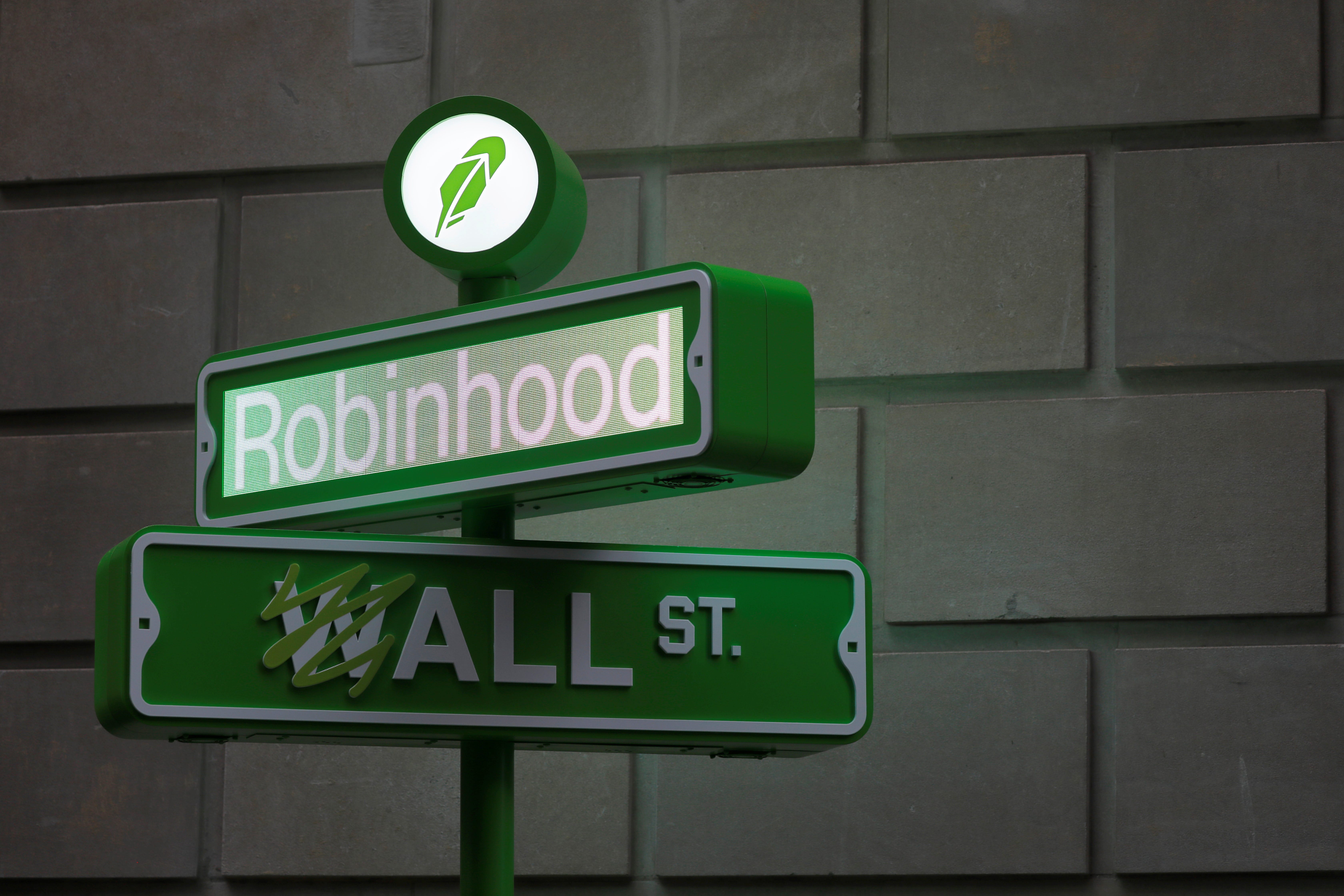 Robinhood is targeting UK's active traders 🖥️📈; BIG US banks to challenge crypto giants in $246B stables market 🪙🏦; Block transforms Square into Bitcoin payment gateway 😳🪙