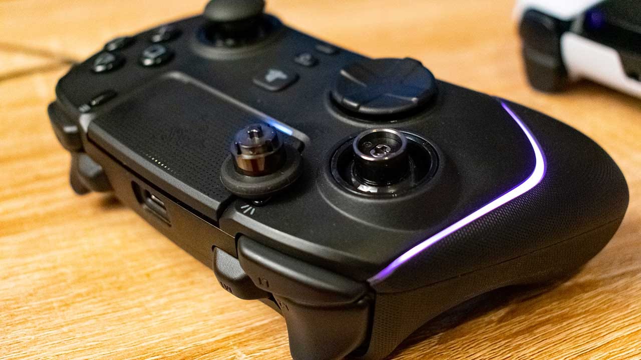 Razer Wolverine V2 Pro is a controller for the PS5 - GadgetMatch