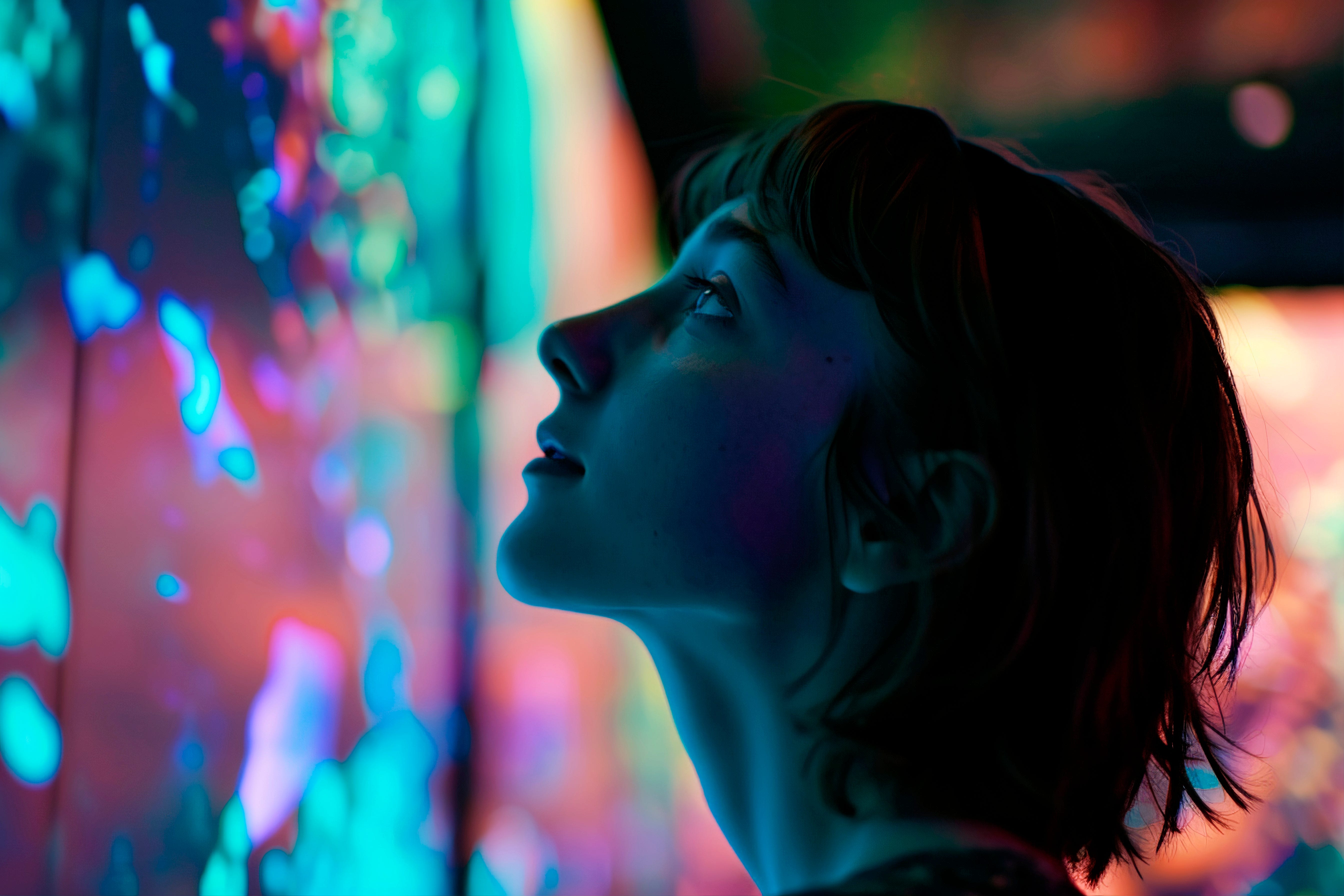 mulher jovem a contemplar arte de luz