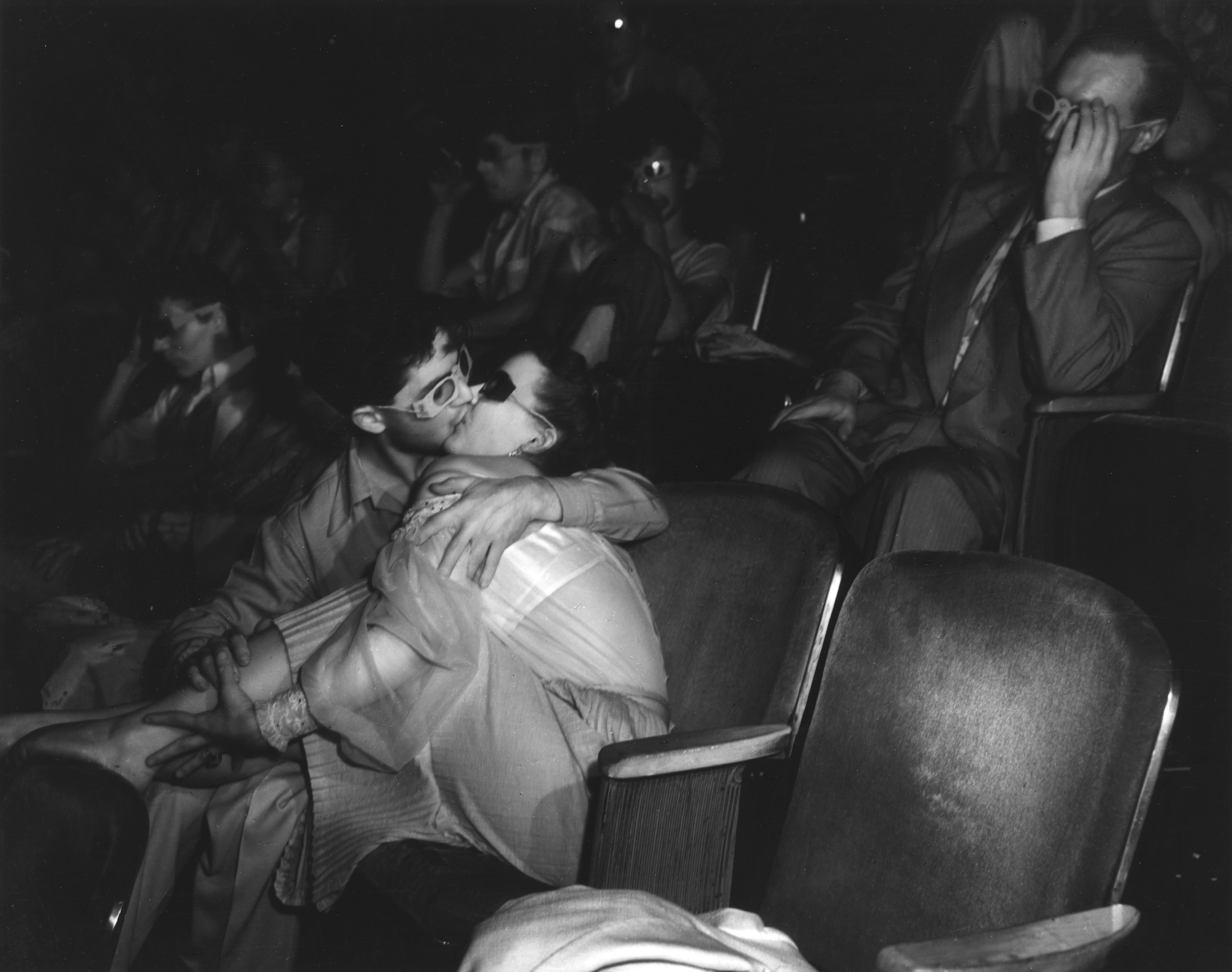 Лапаю скрыто. Фотосессия в кинозале. Поцелуй в кинотеатре. Поцелуй в кинозале. На заднем ряду в кинотеатре.