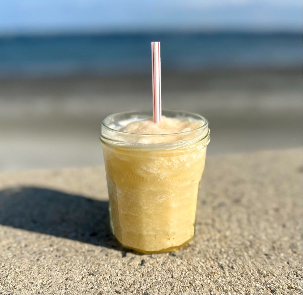 frozen-drink-blender-brings-the-smoothie-or-beach-bar-home