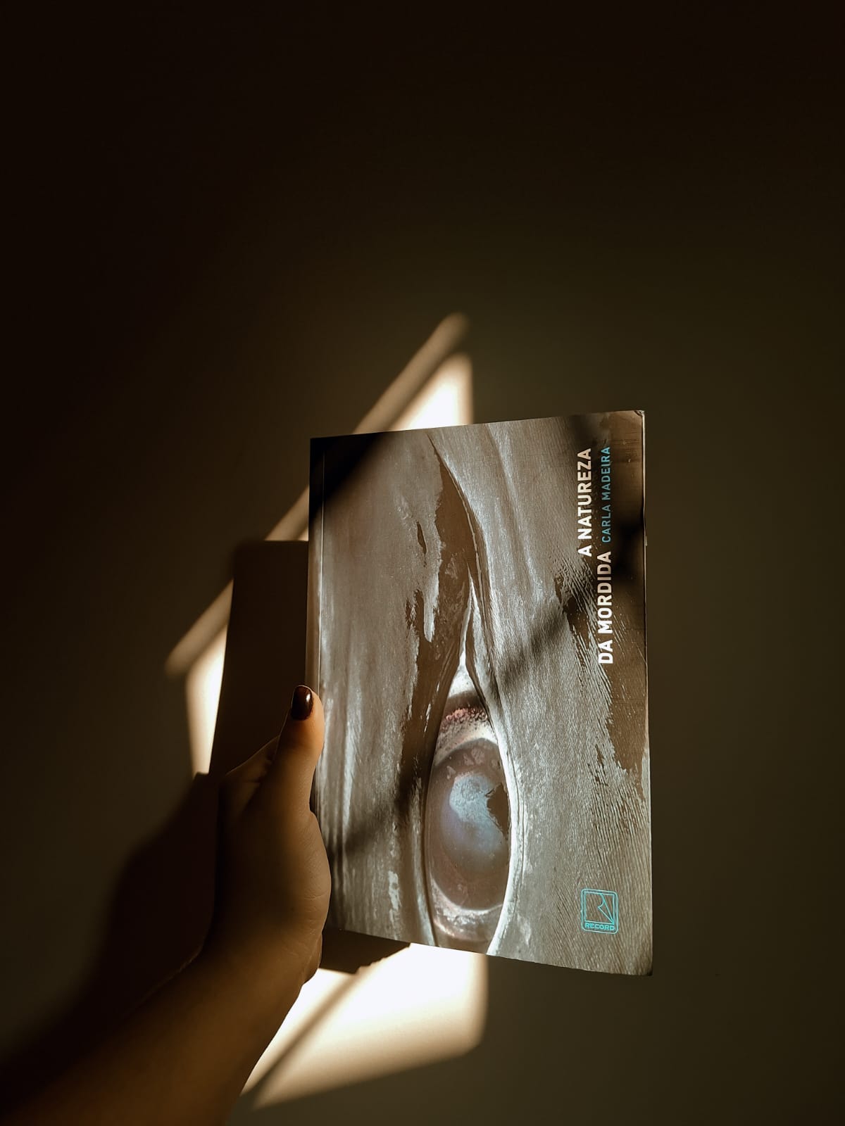 O que você não tem mais que te entristece tanto?\, image size:1200x1600