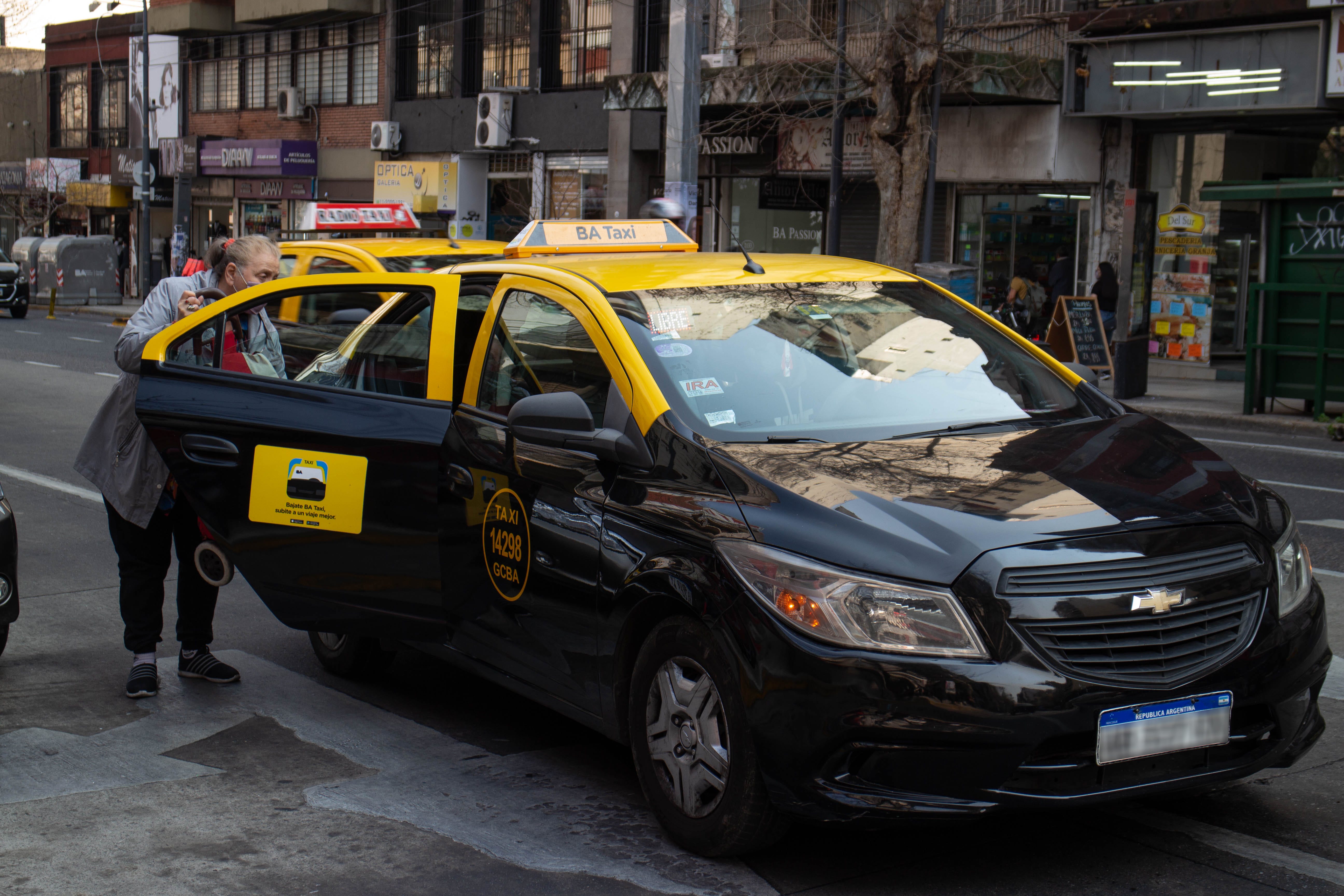 Taxis porteños: una lenta marcha hacia la desaparición y el olvido