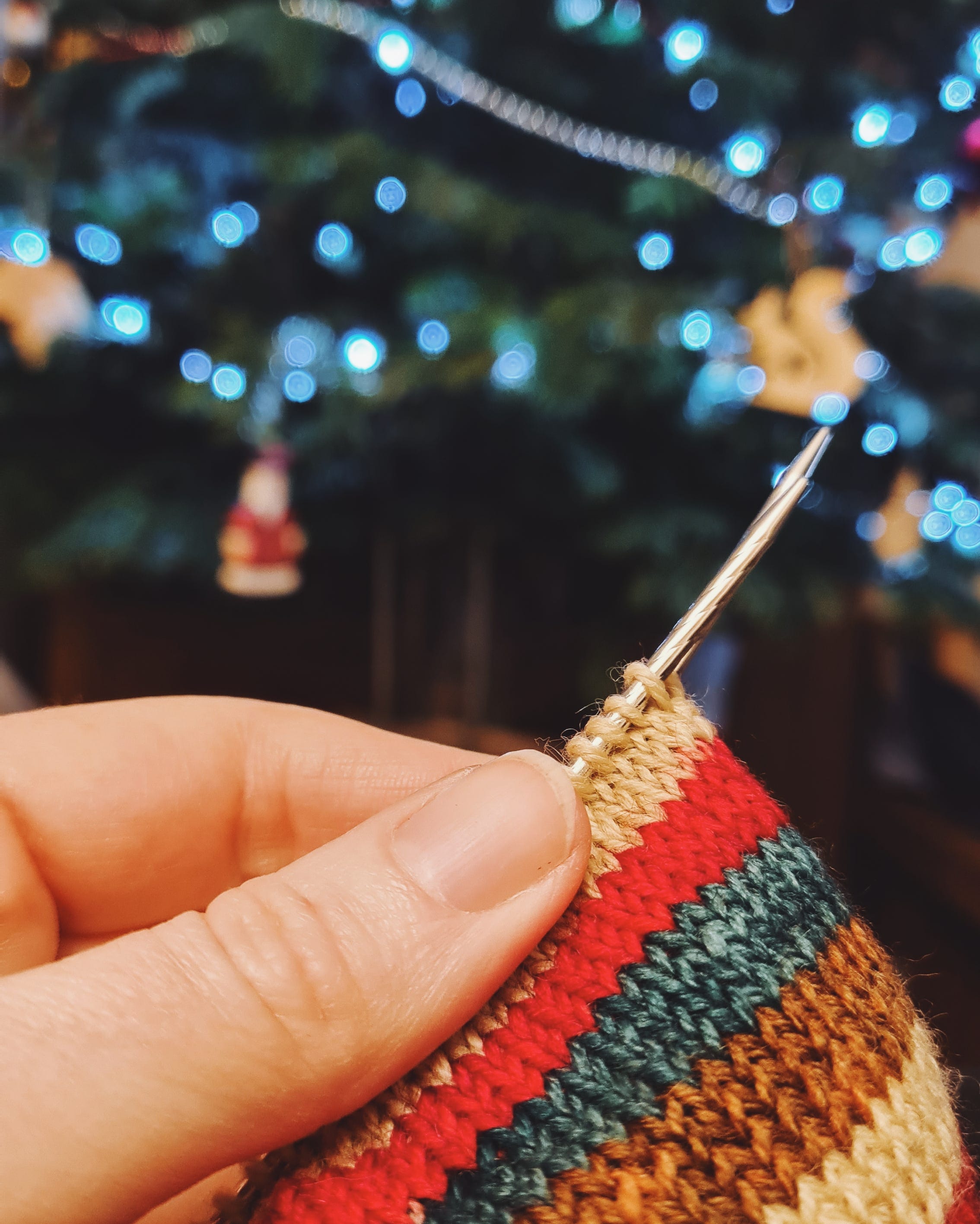 How to keep track of repeats in your knitting using bulb pins — Louise  Tilbrook Designs