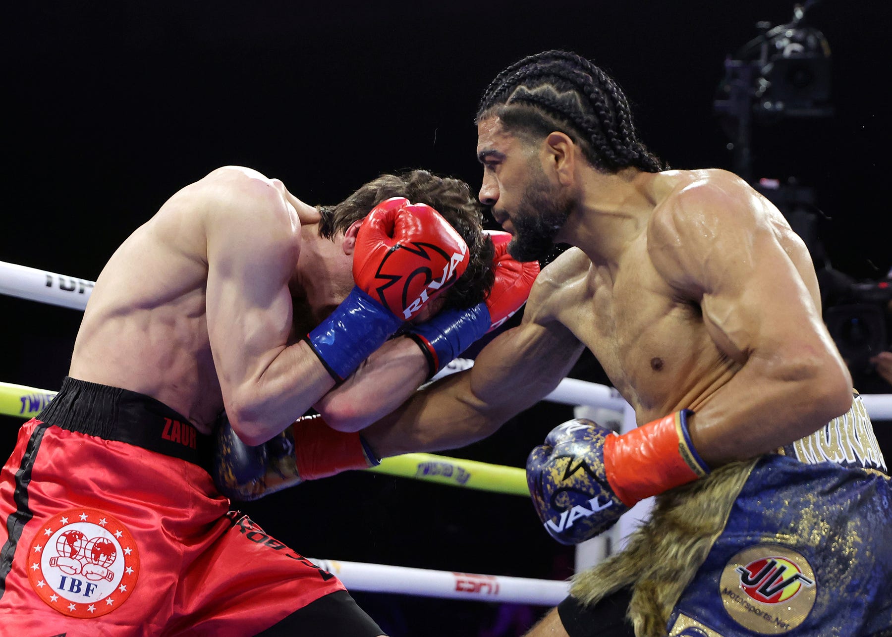 Navarrete retains 130 title vs. Suarez via controversial head-butt call