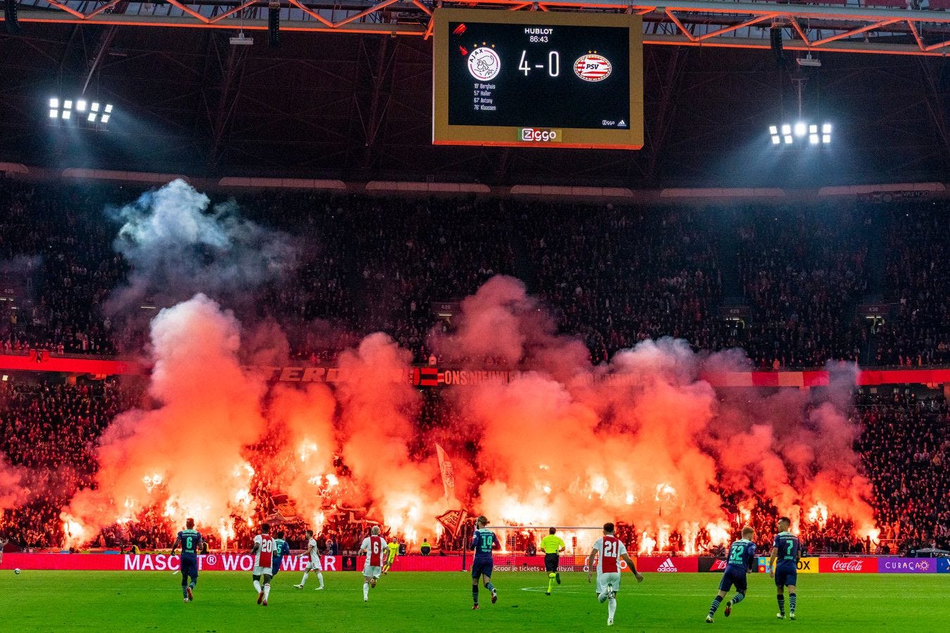 Benfica multado por pirotecnia e por felicitações a uma claque do Hajduk  Split