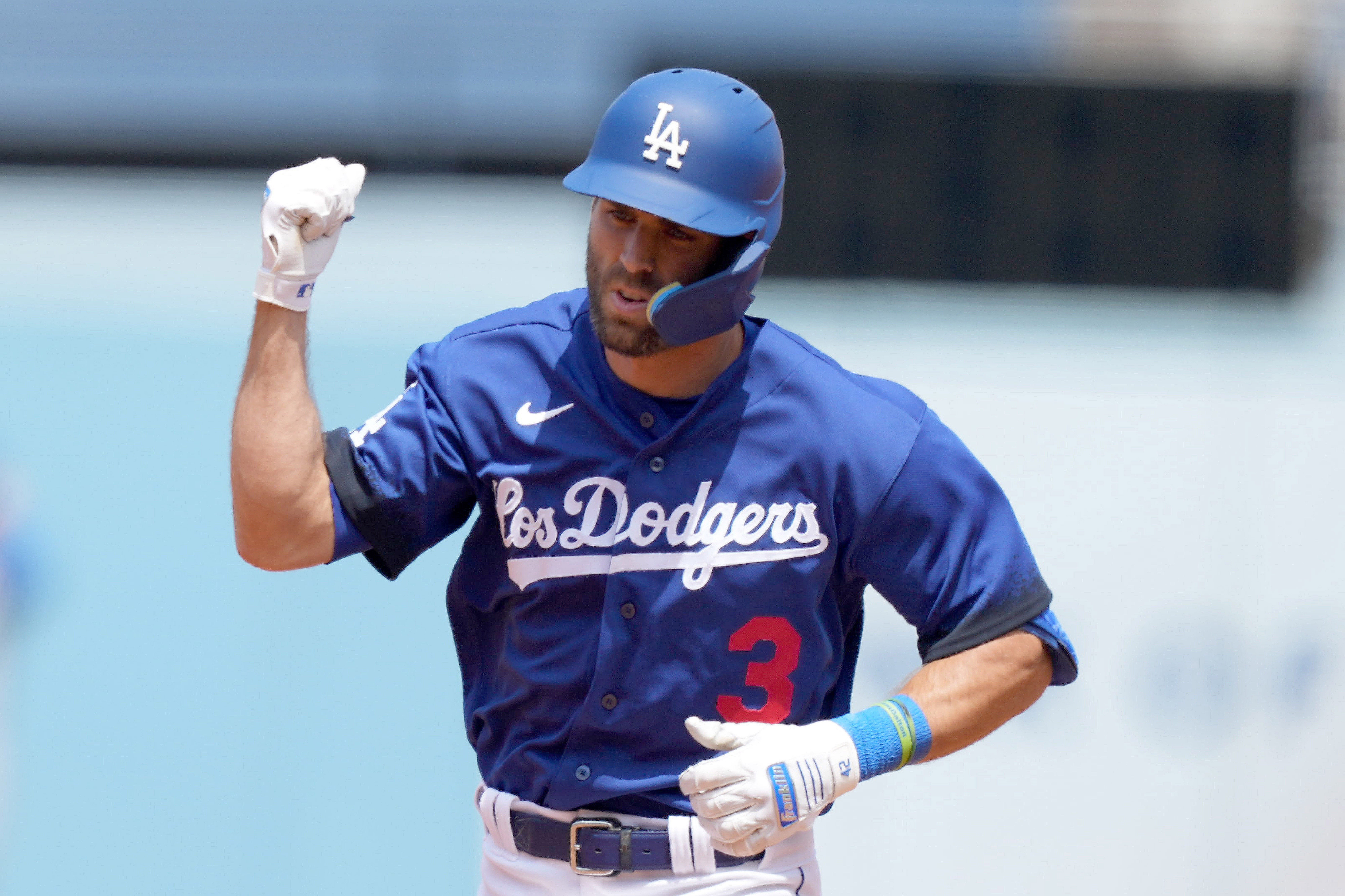 Dodgers put Will Smith on IL with concussion, sign Wynns