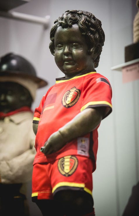 Manneke Pis - anti zeveren over voetbal logo