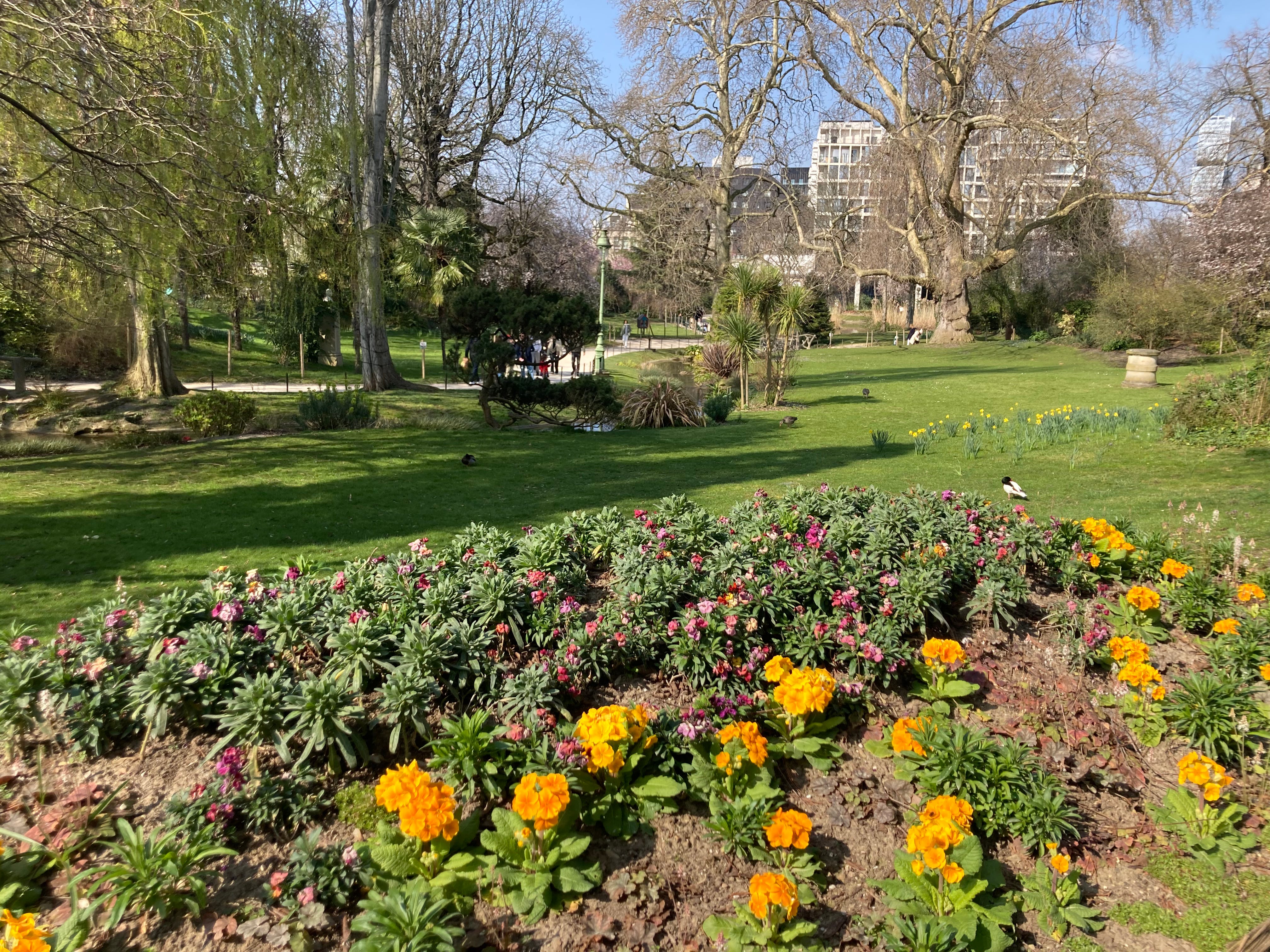 Mini-Itinerary: A Quick Whirl Through Les Batignolles & Place de Clichy