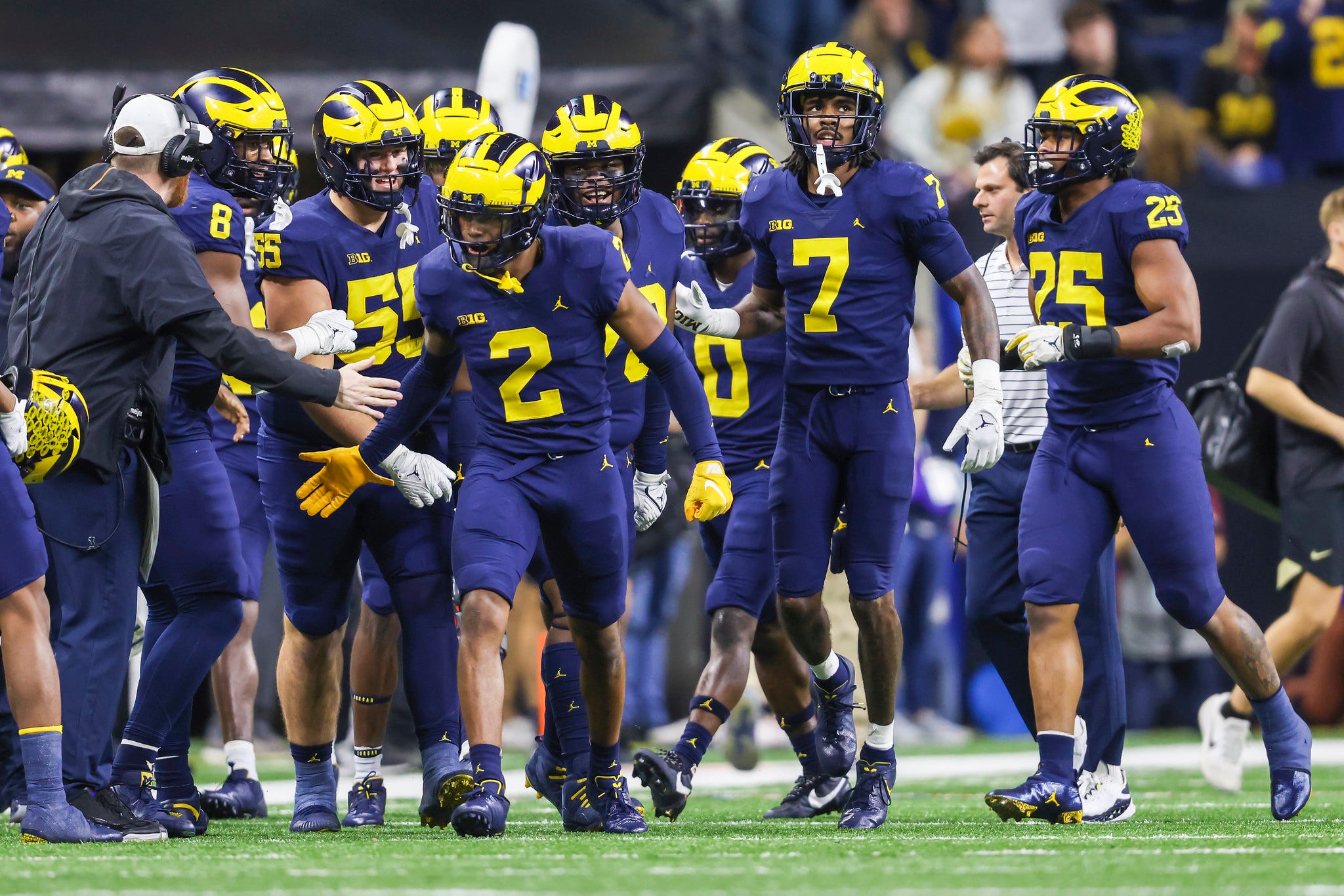 Snap counts, PFF grades: Michigan's J.J. McCarthy lights it up in first  start 