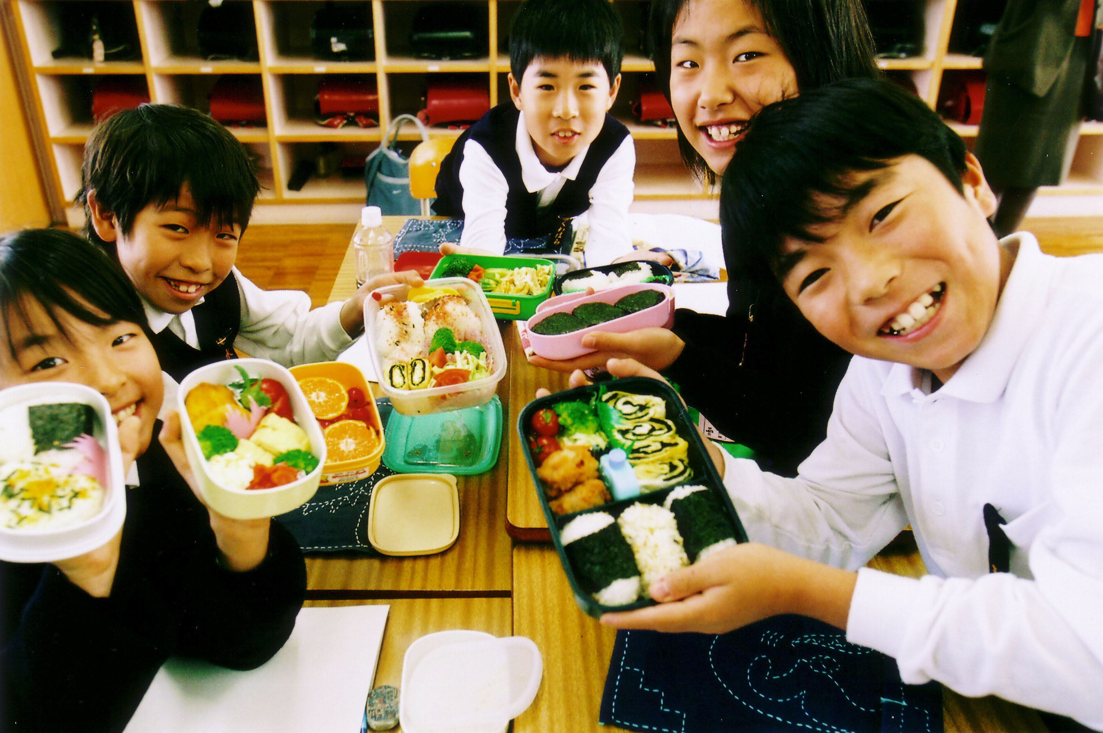 Обед японских школьников