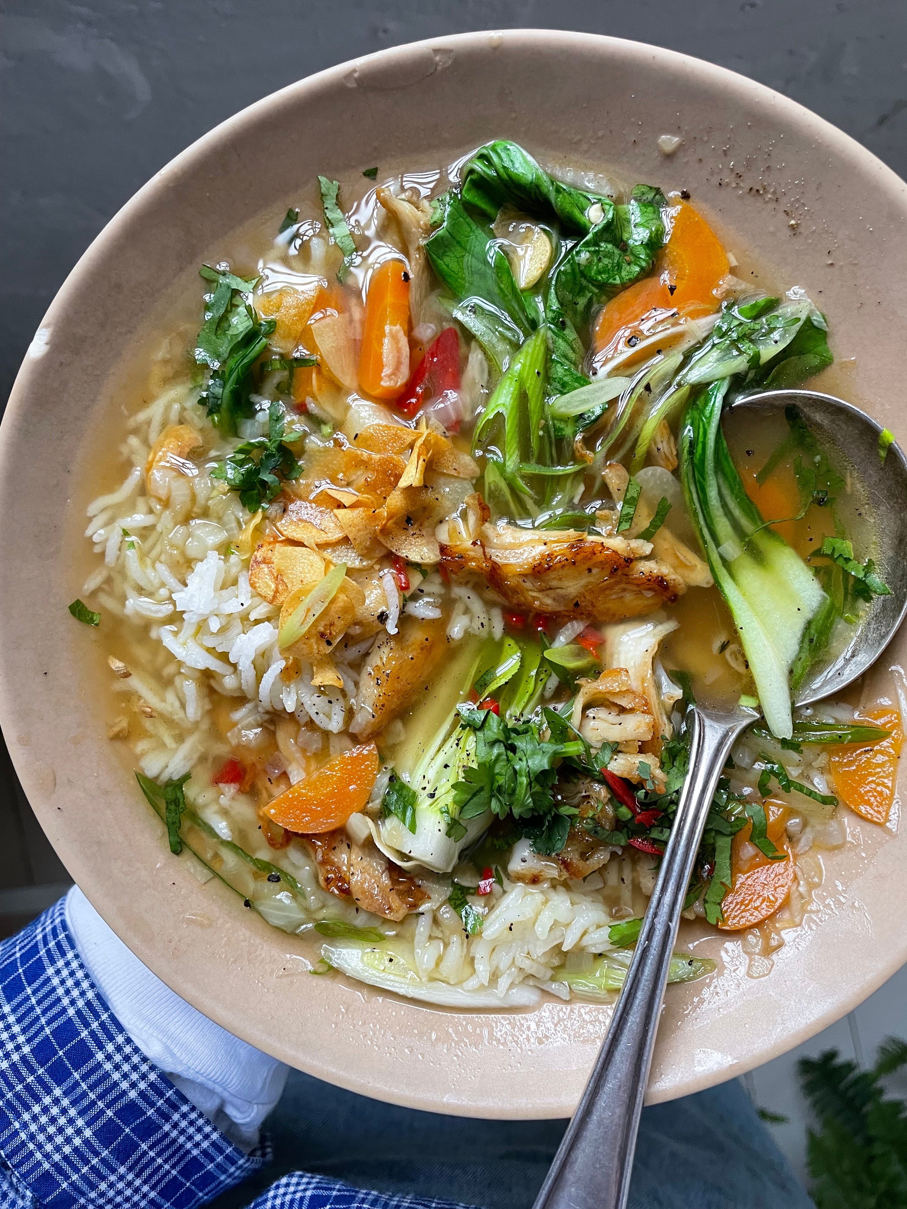 Filipinostyle rice soup with crispy garlic