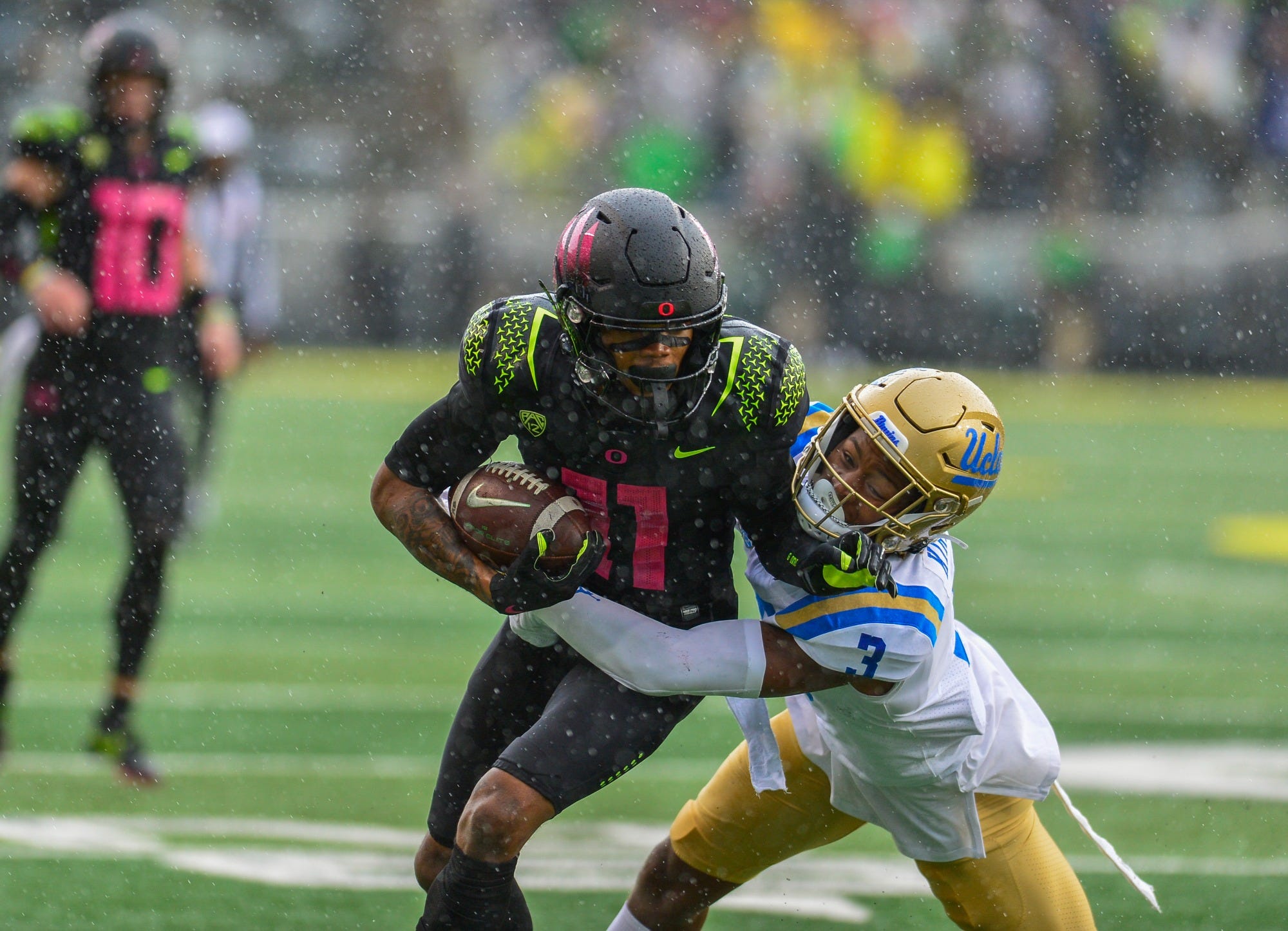 UCLA Defense Can't Stop Ducks as Bruins Lose, 45-30 