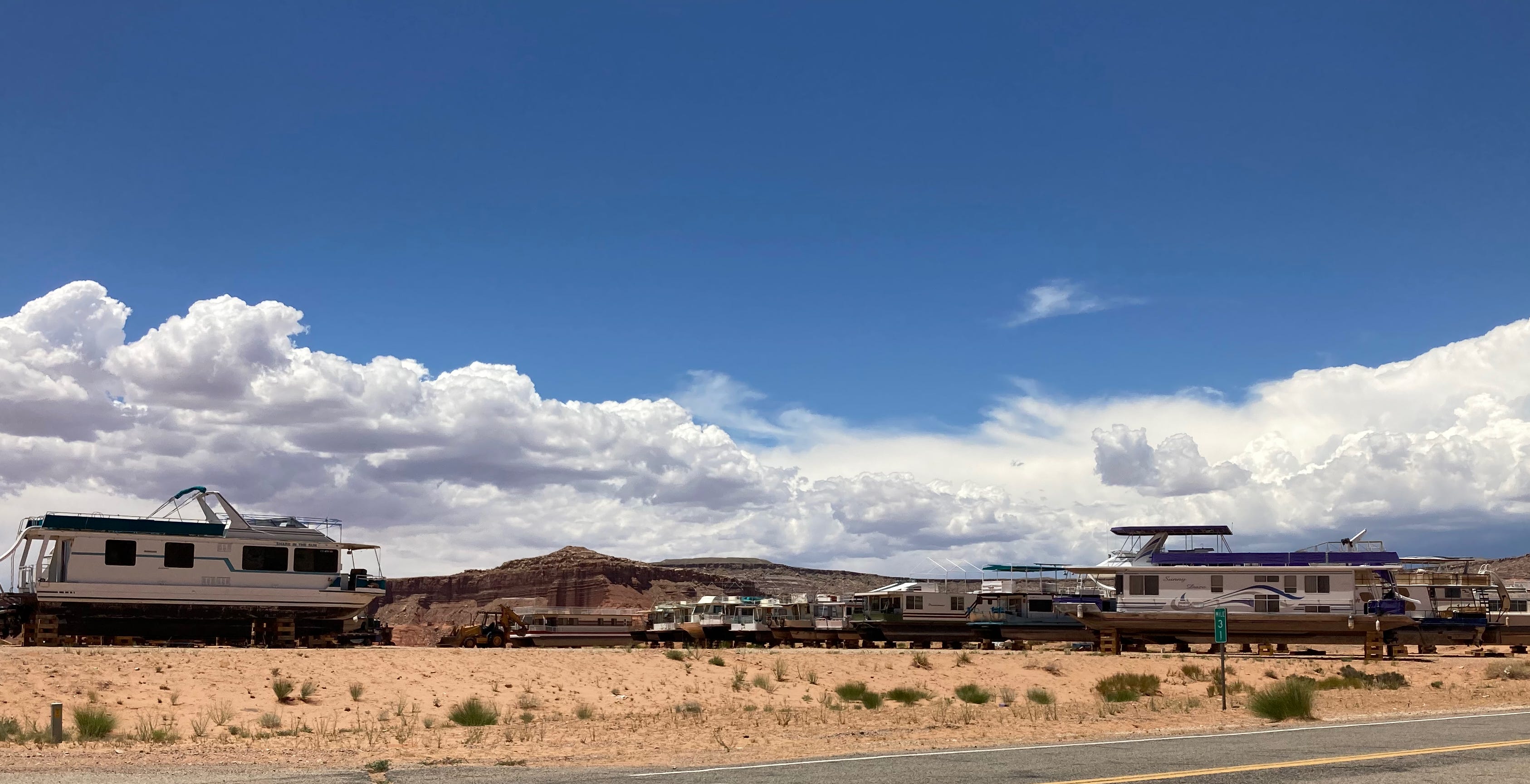 Luxury houseboat sinks on Lake Powell