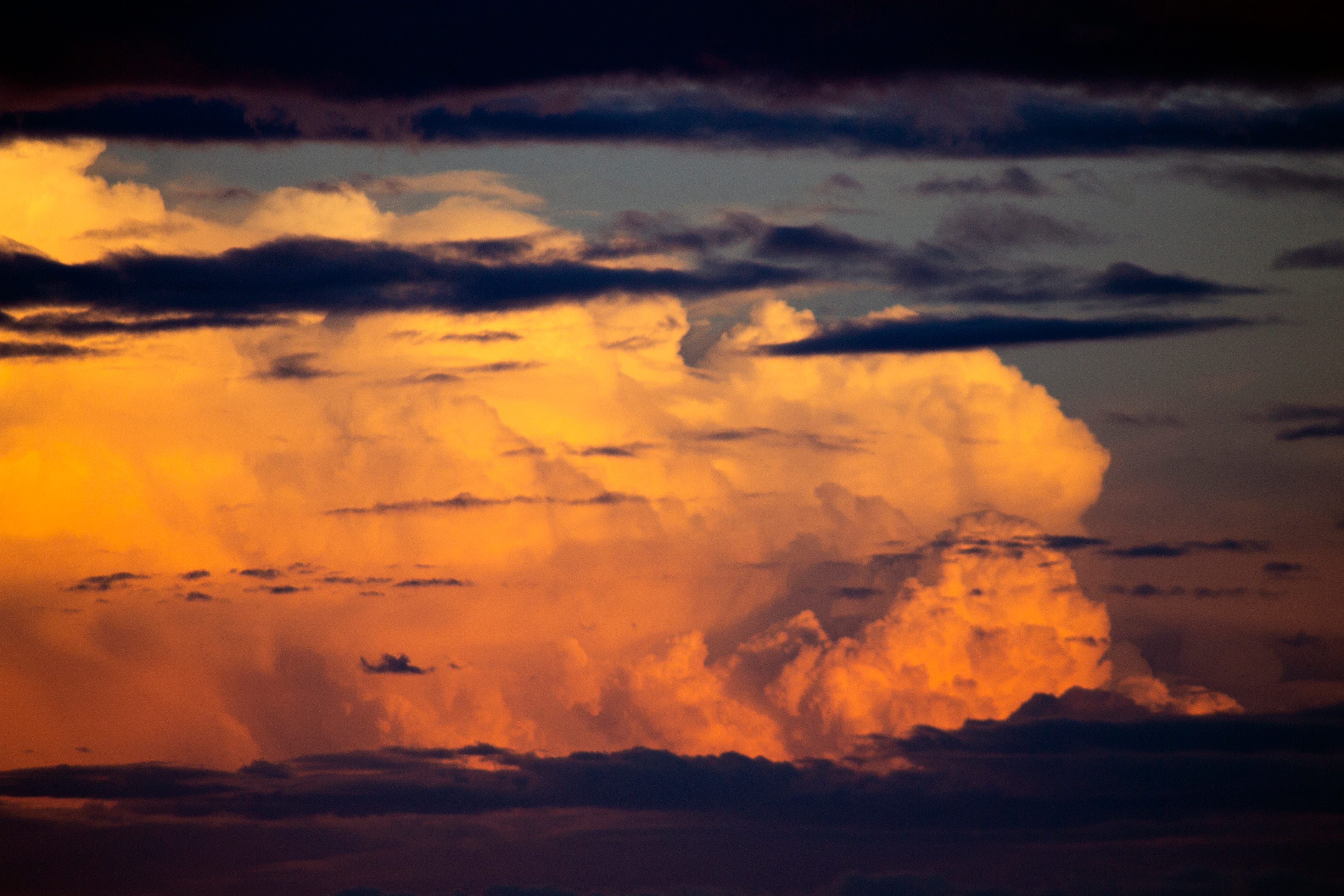 Luxury houseboat sinks on Lake Powell