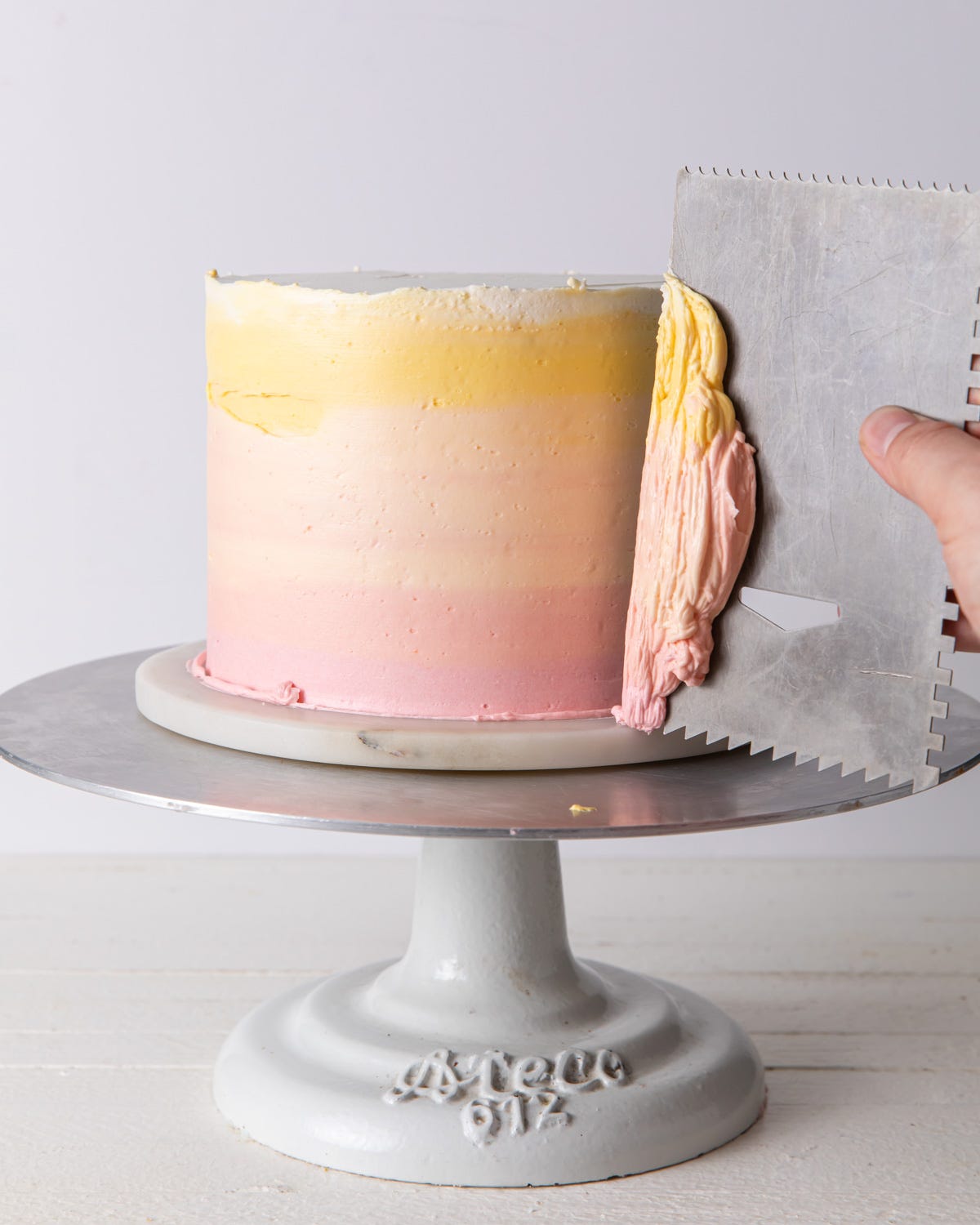 Frosting outlet cake tools