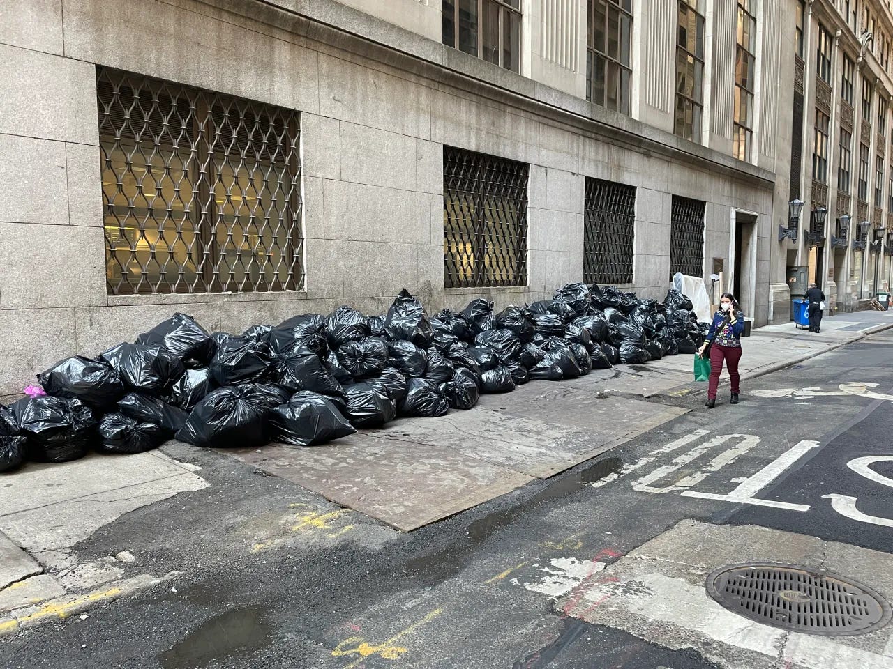 La inexplicable basura de Nueva York - by Roger Senserrich