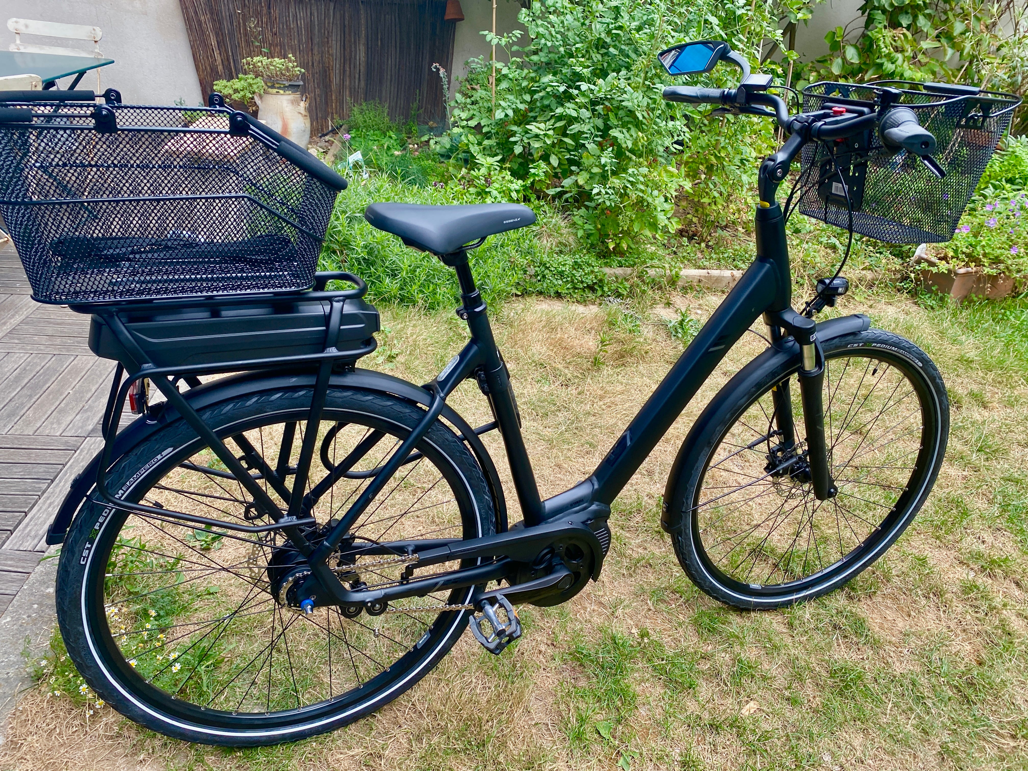 Swapfiets bike shop basket