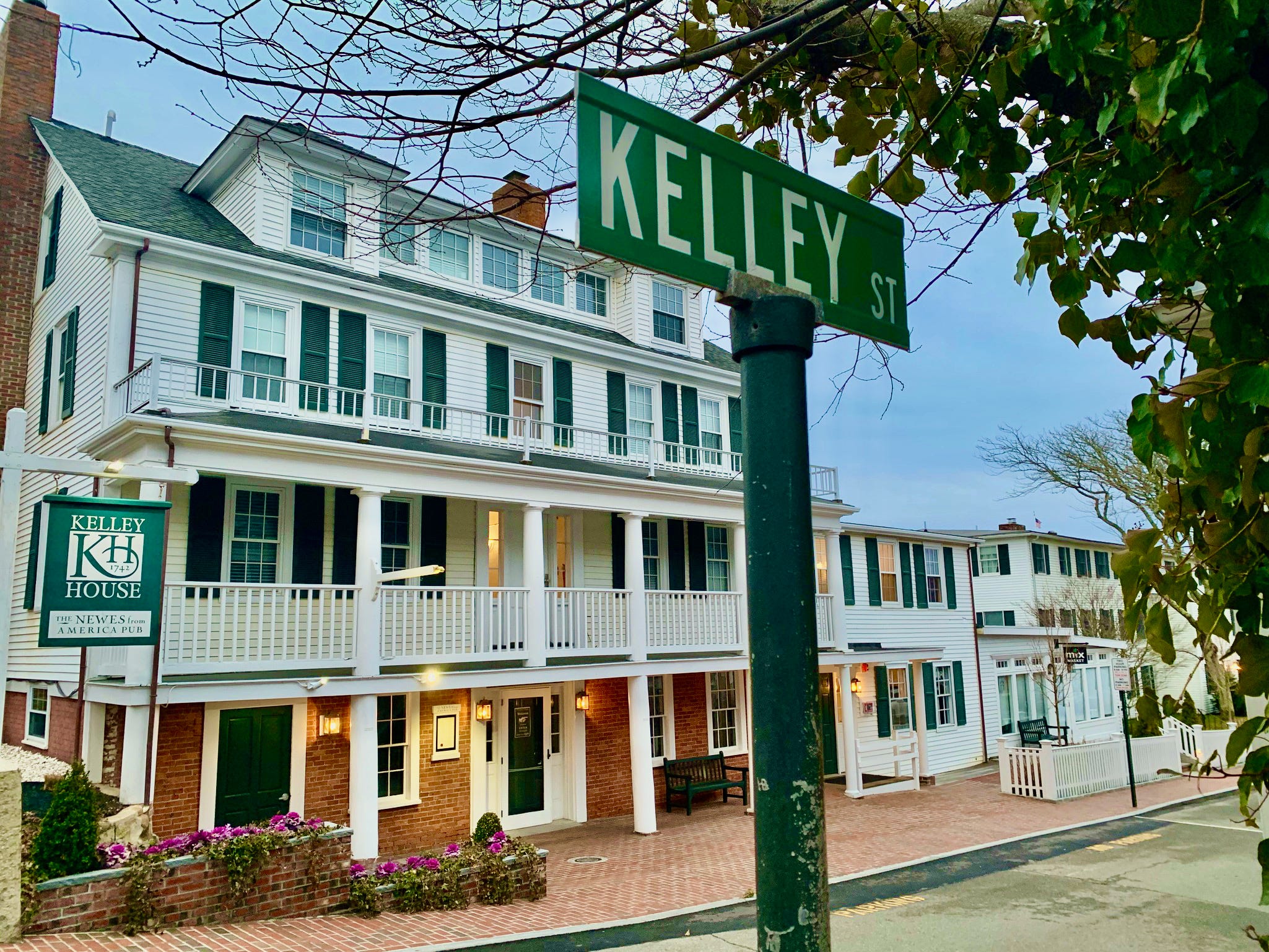 Where should I stay on Martha's Vineyard? by Lis Bluford