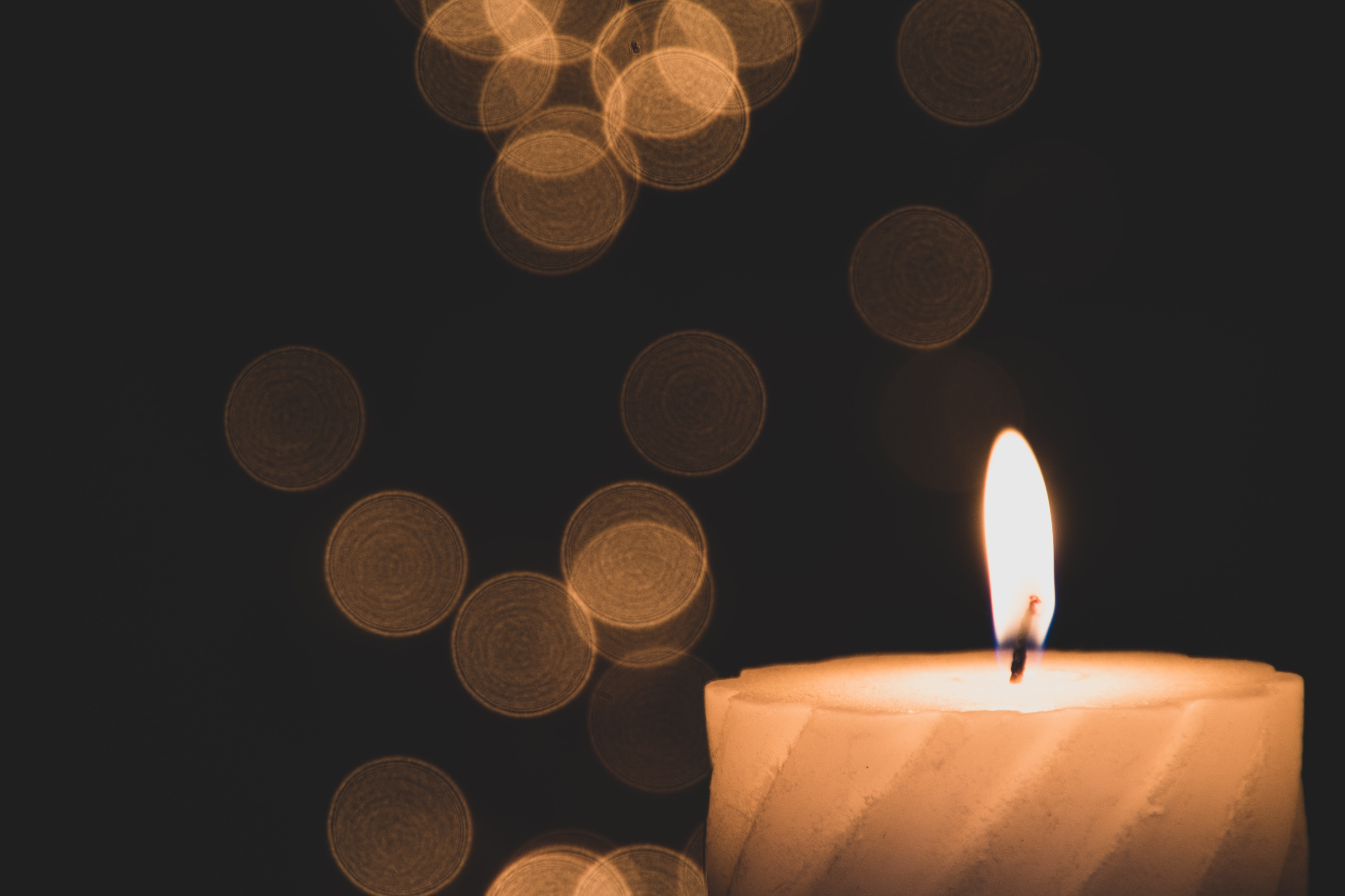 Accendere Una Candela Per Una Grazia Accendere Una Candela Vicino A Una Finestra