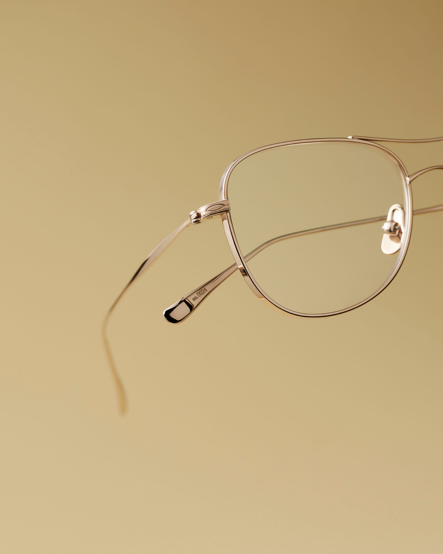 How much do glasses weigh 2025