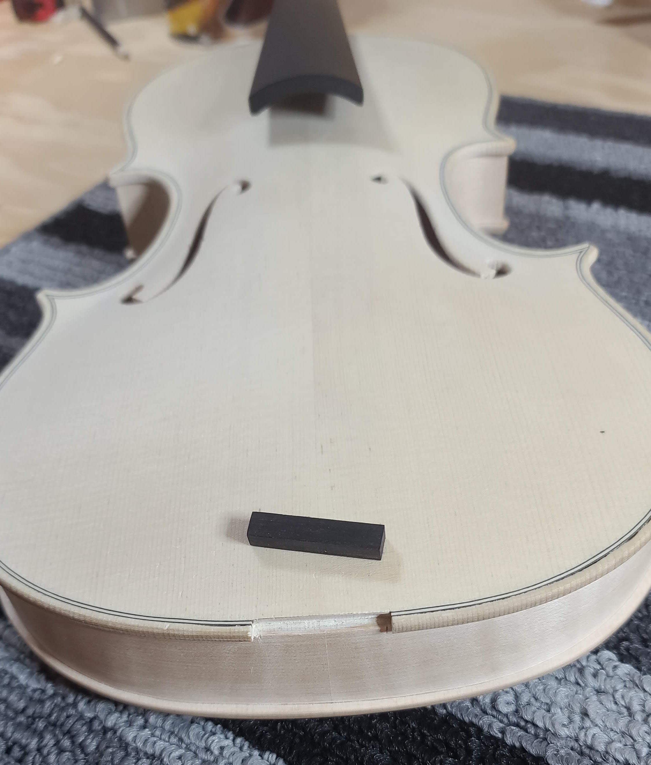 Violin saddle top