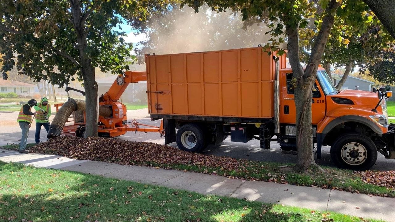 Leaf pickup extended one more week in Kaukauna